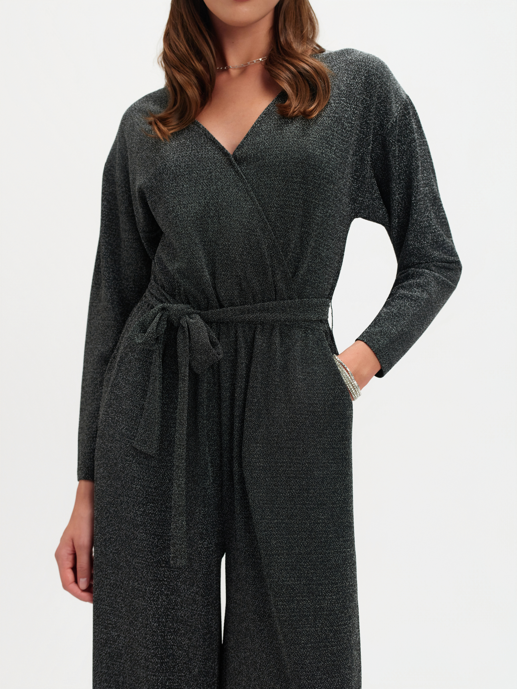 Elegancki kombinezon z połyskującą nitką 