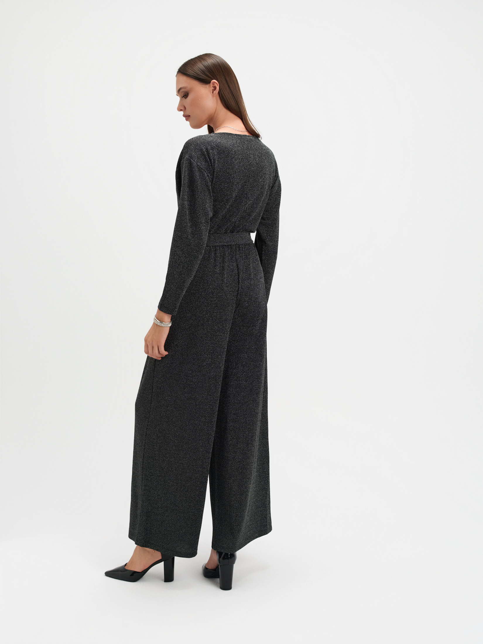 Elegancki kombinezon z połyskującą nitką 