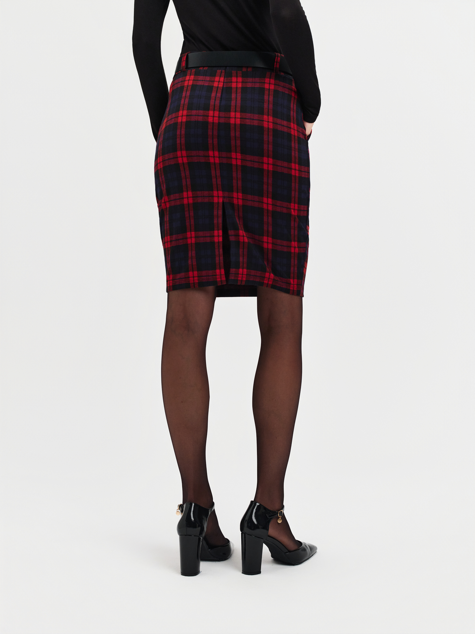 Ołówkowa spódnica w kratę z paskiem 