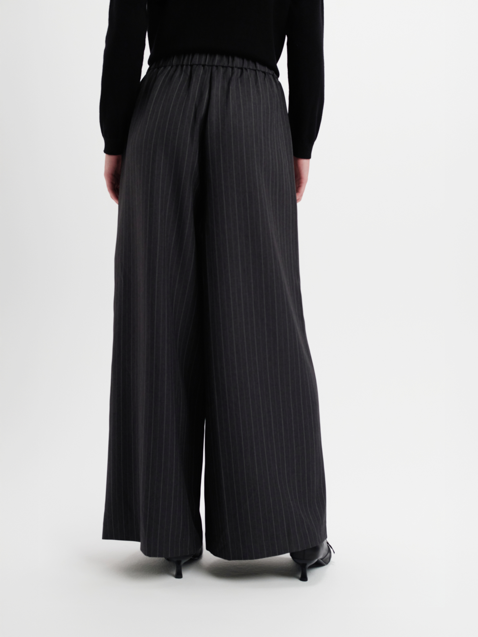 Eleganckie szare spodnie w paski 