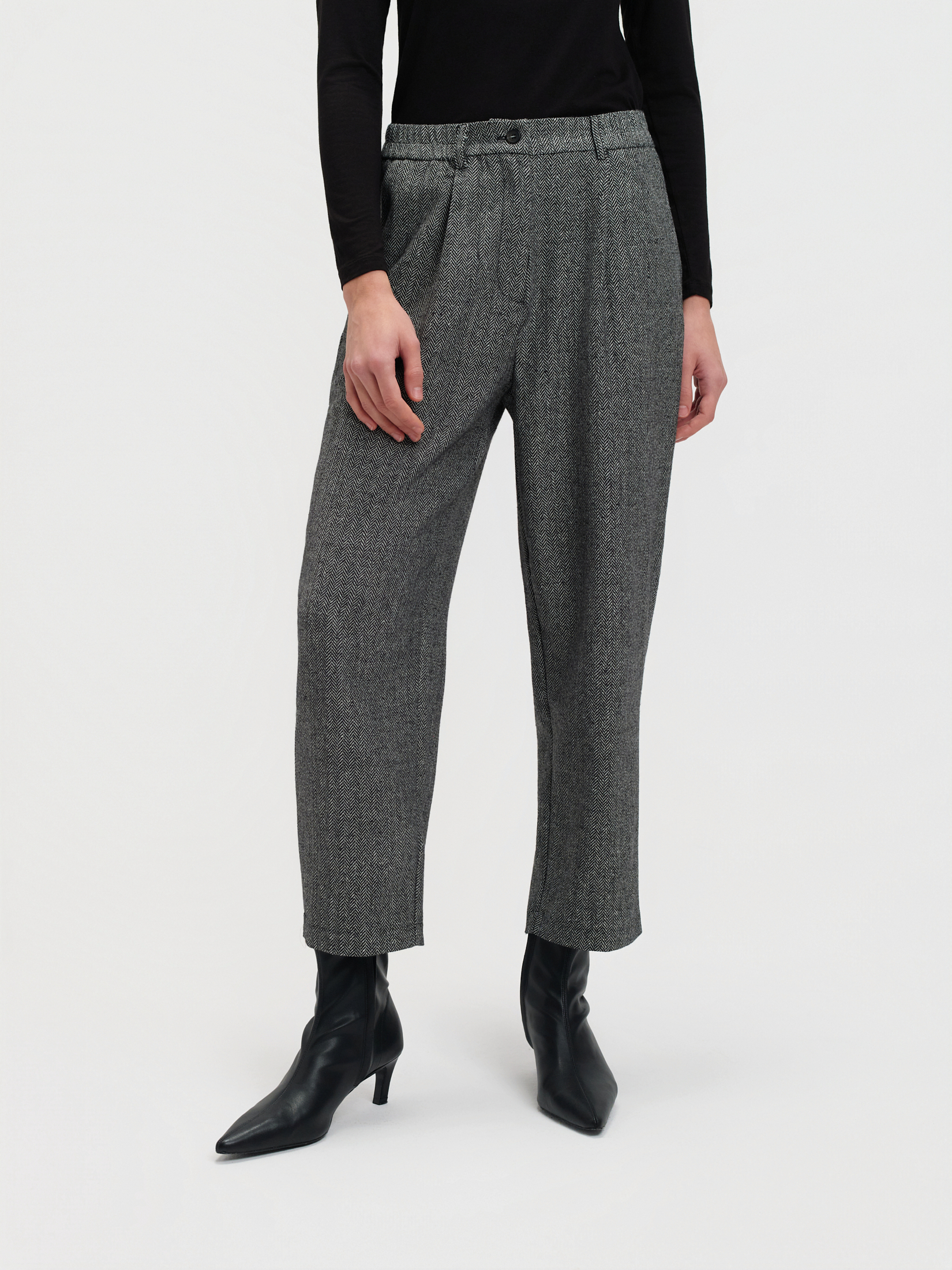 Spodnie typu cygaretki w jodełkę