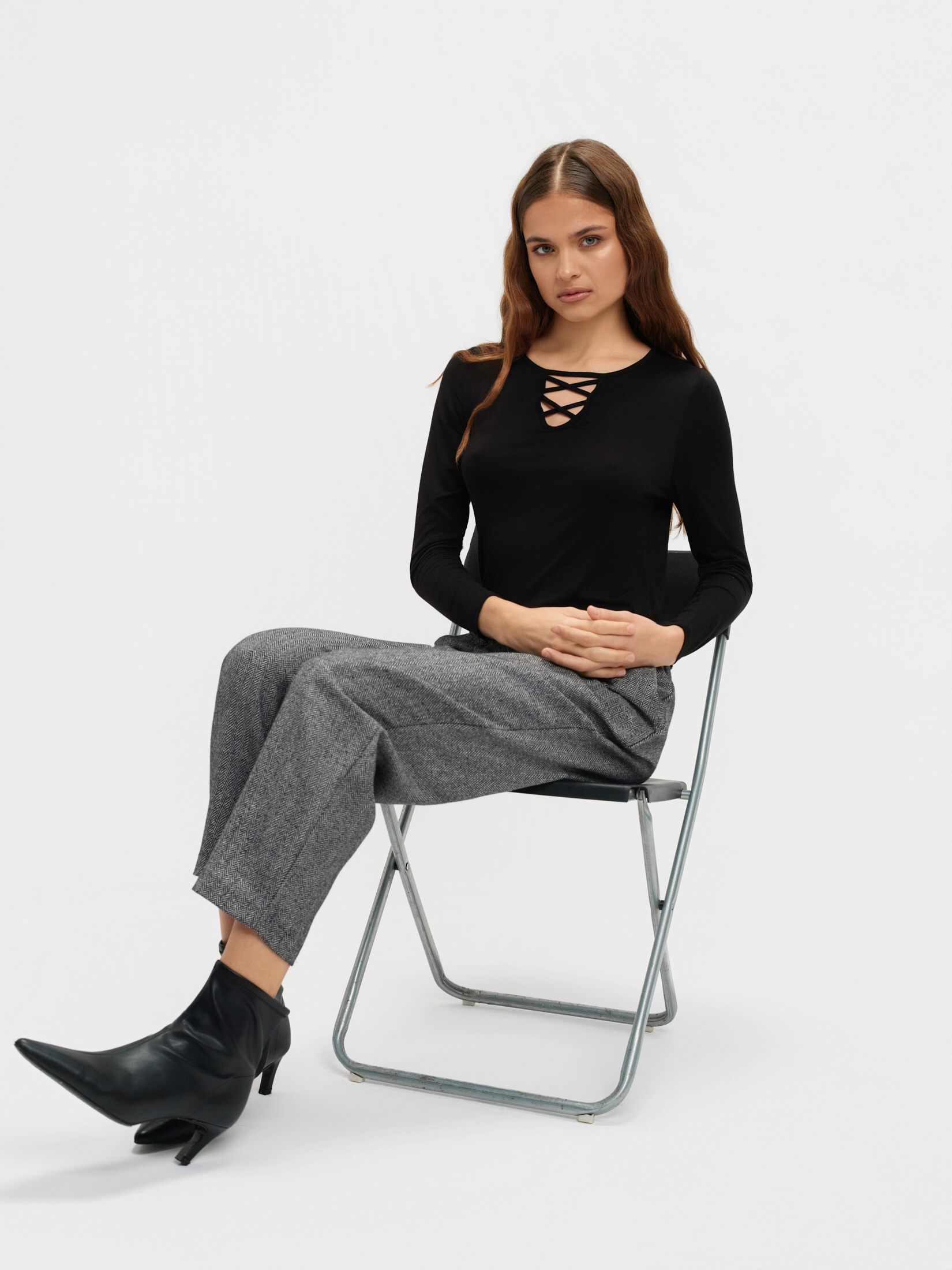 Spodnie typu cygaretki w jodełkę