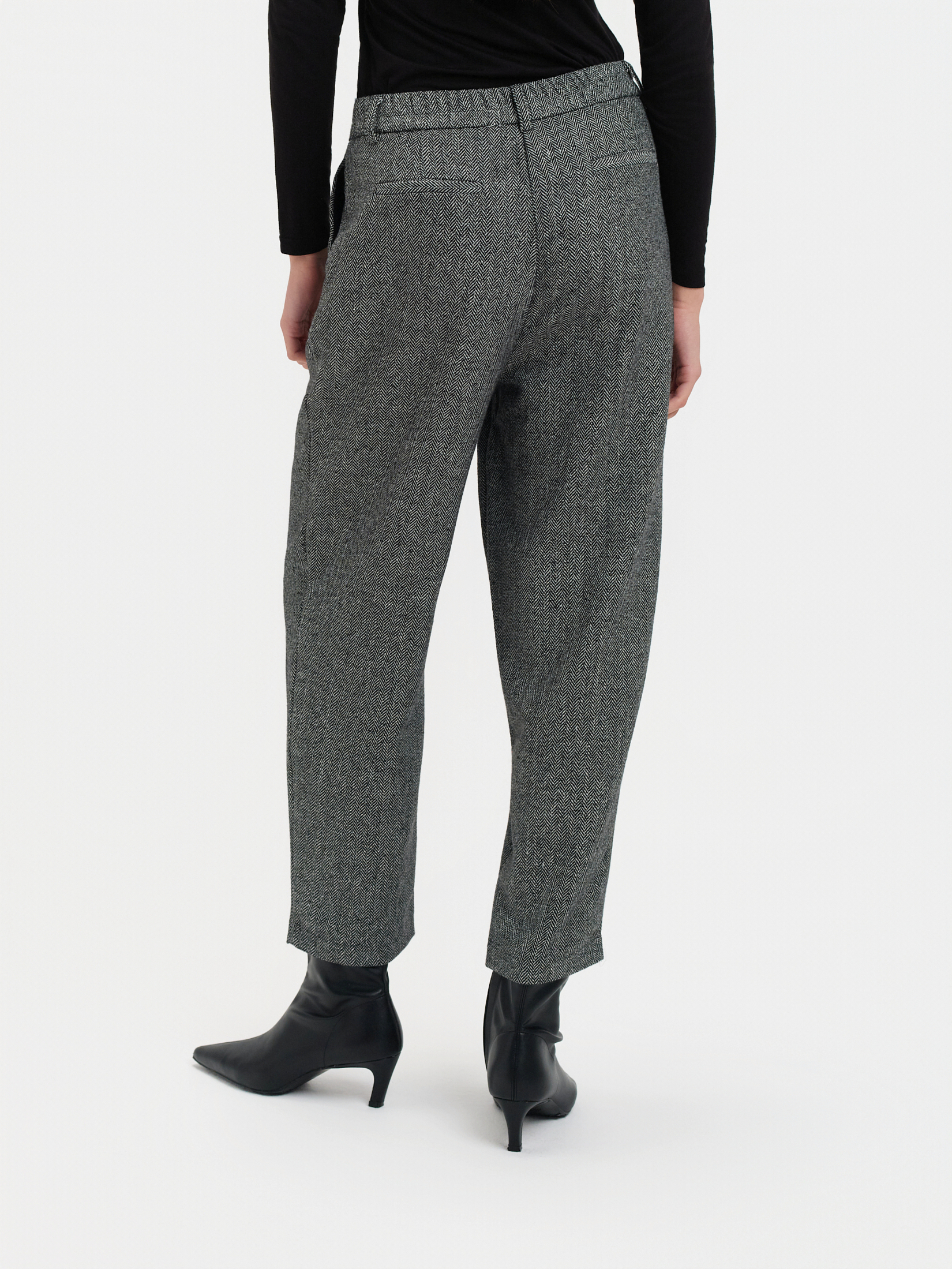 Spodnie typu cygaretki w jodełkę