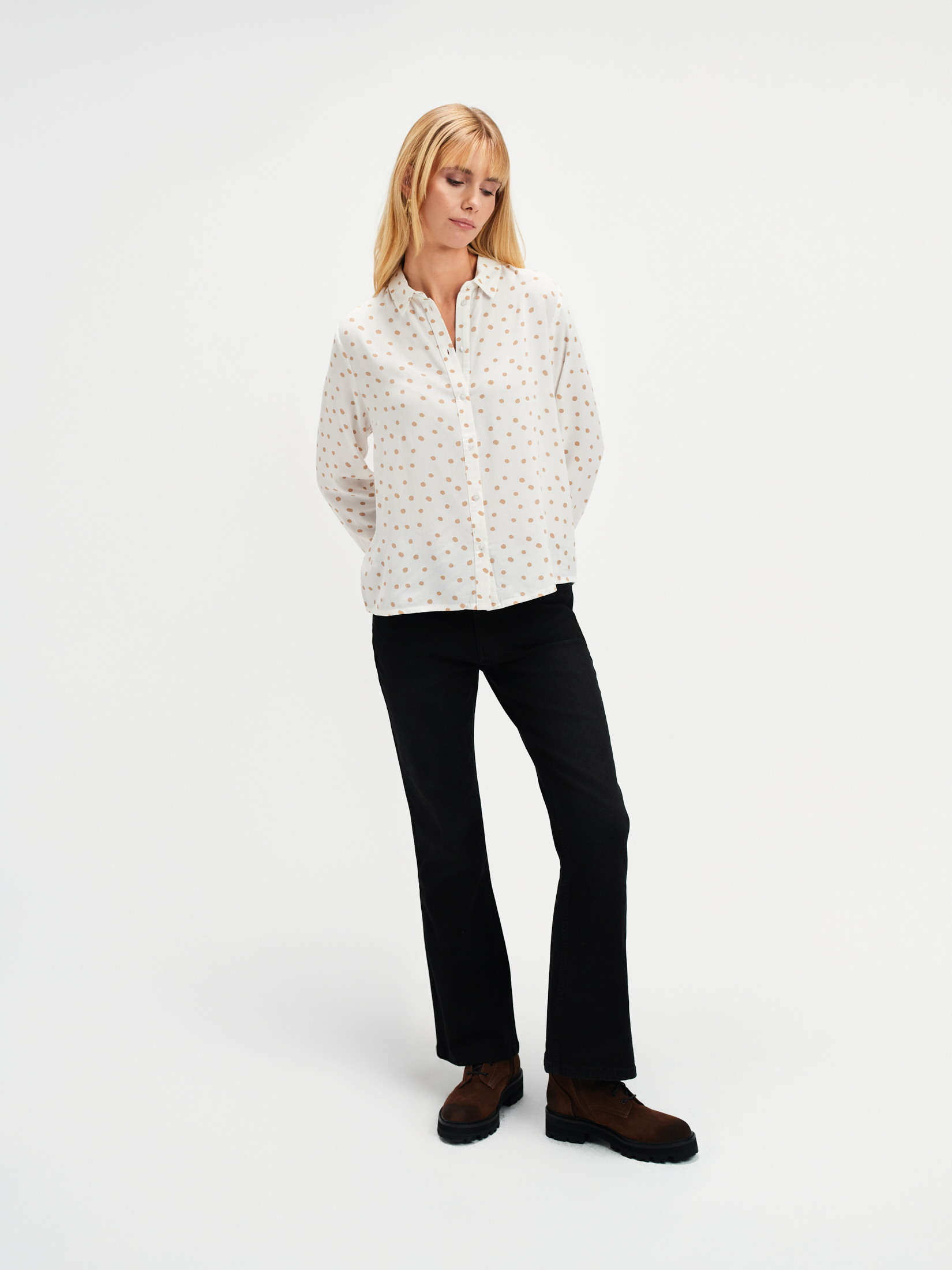 Czarne jeansy typu flare 