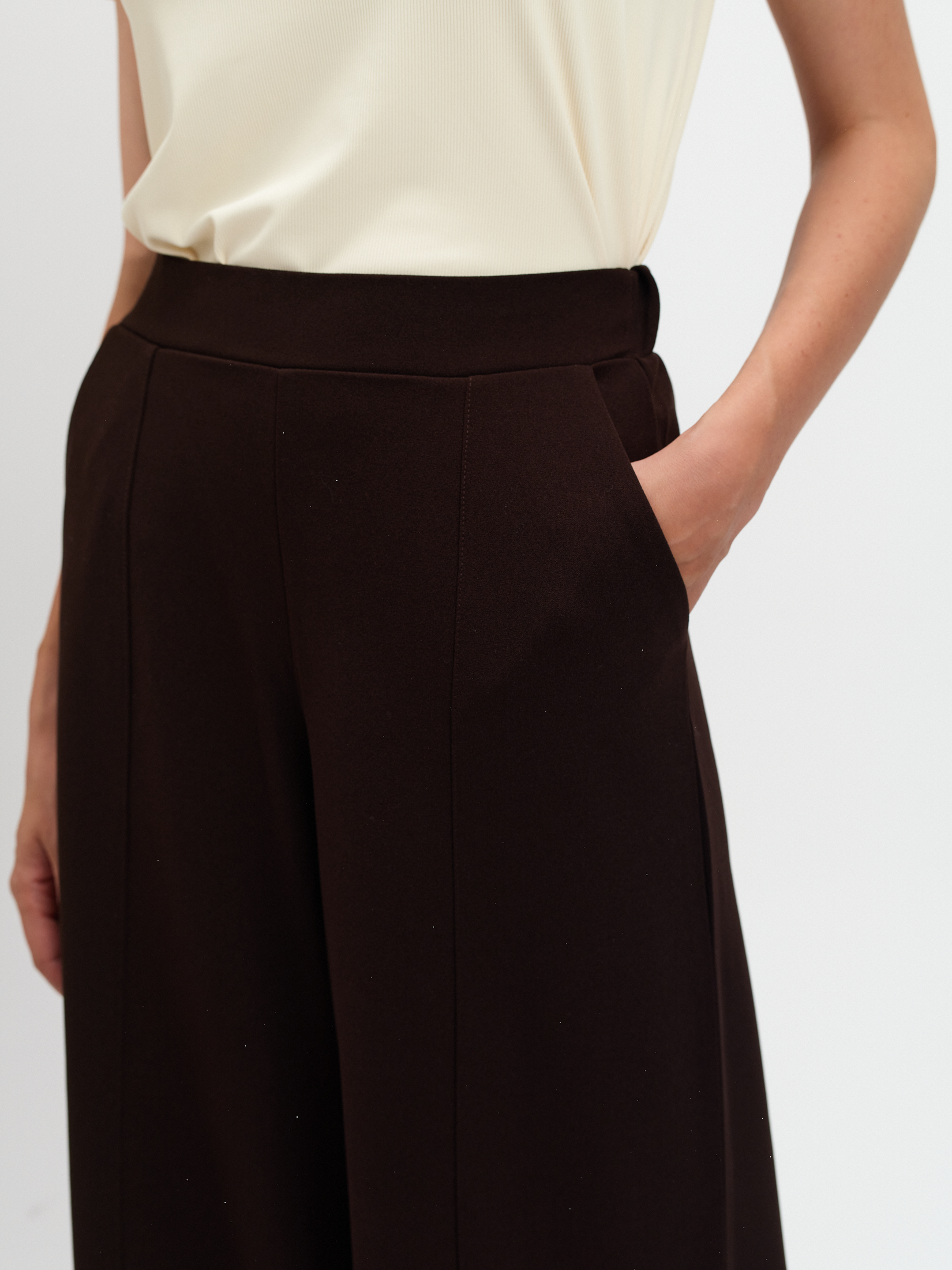 Ciemnobrązowe spodnie z kantem 