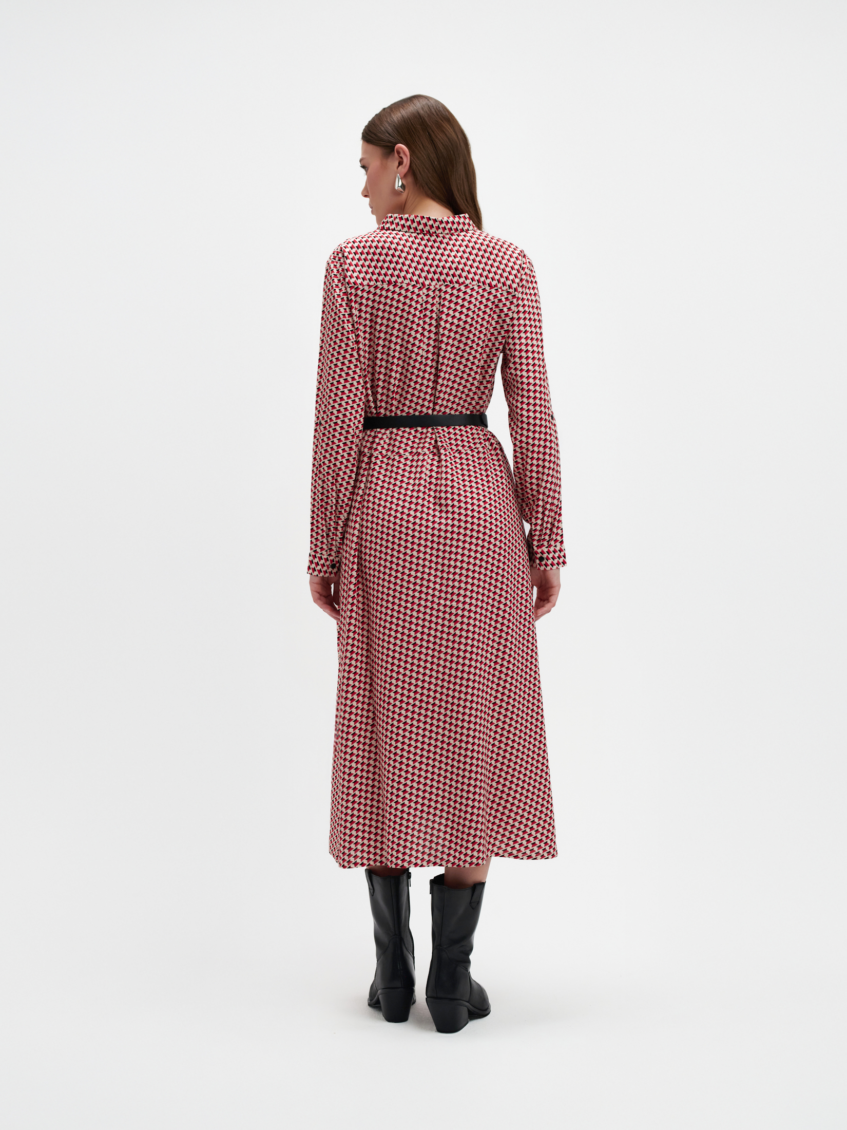 Elegancka sukienka z czerwonym wzorem 