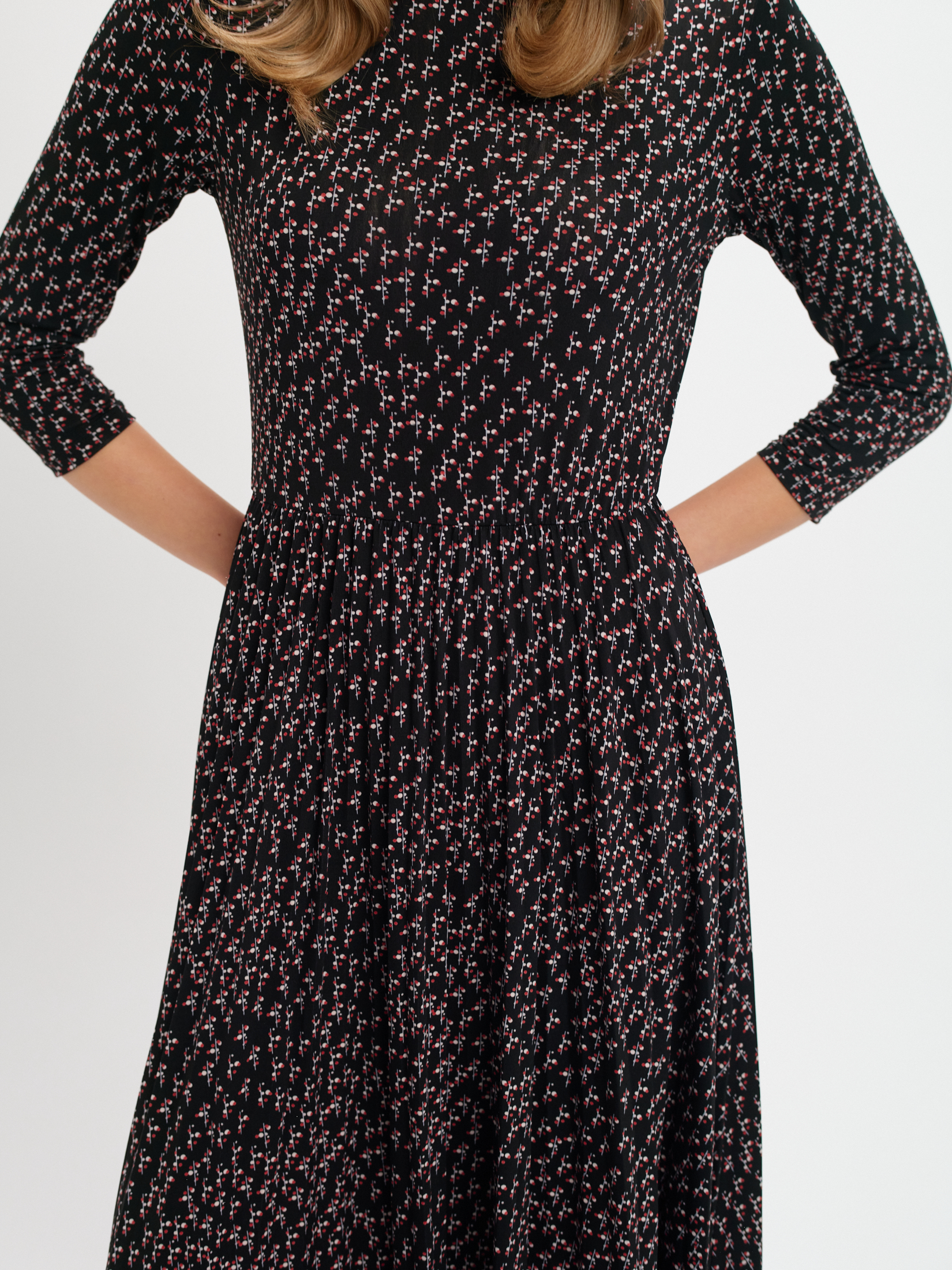 Zwiewna sukienka z plisowanym dołem 