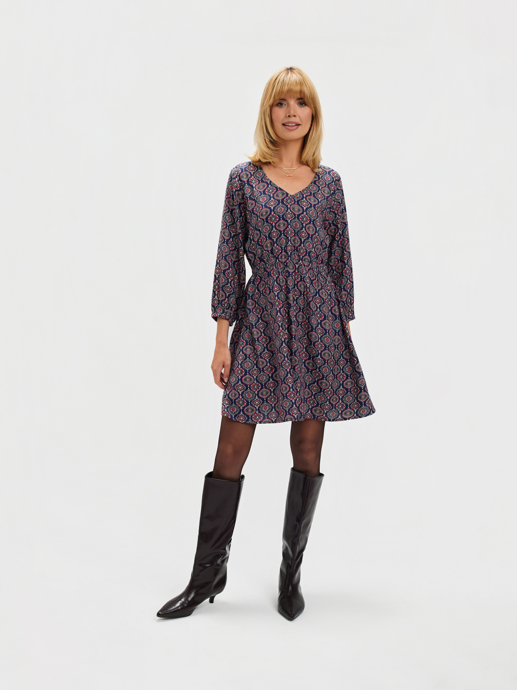 Zwiewna krótka sukienka z printem etno 