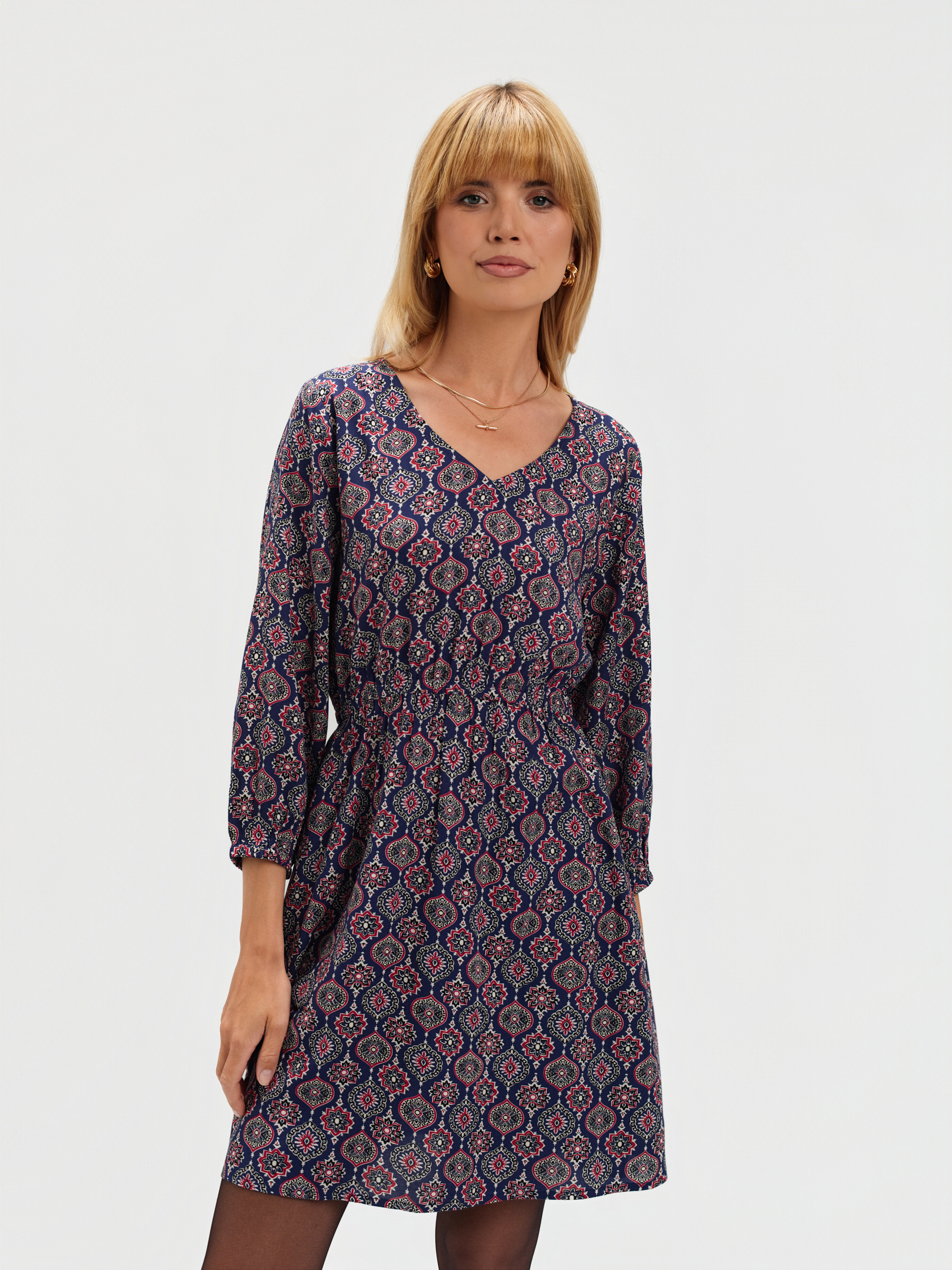 Zwiewna krótka sukienka z printem etno 