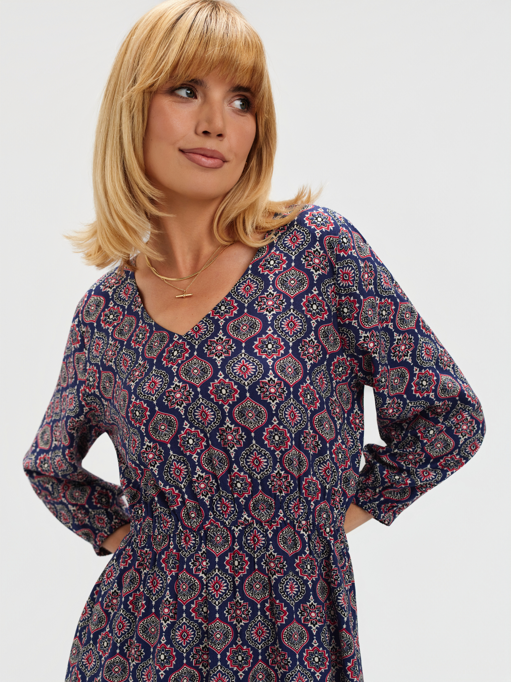 Zwiewna krótka sukienka z printem etno 