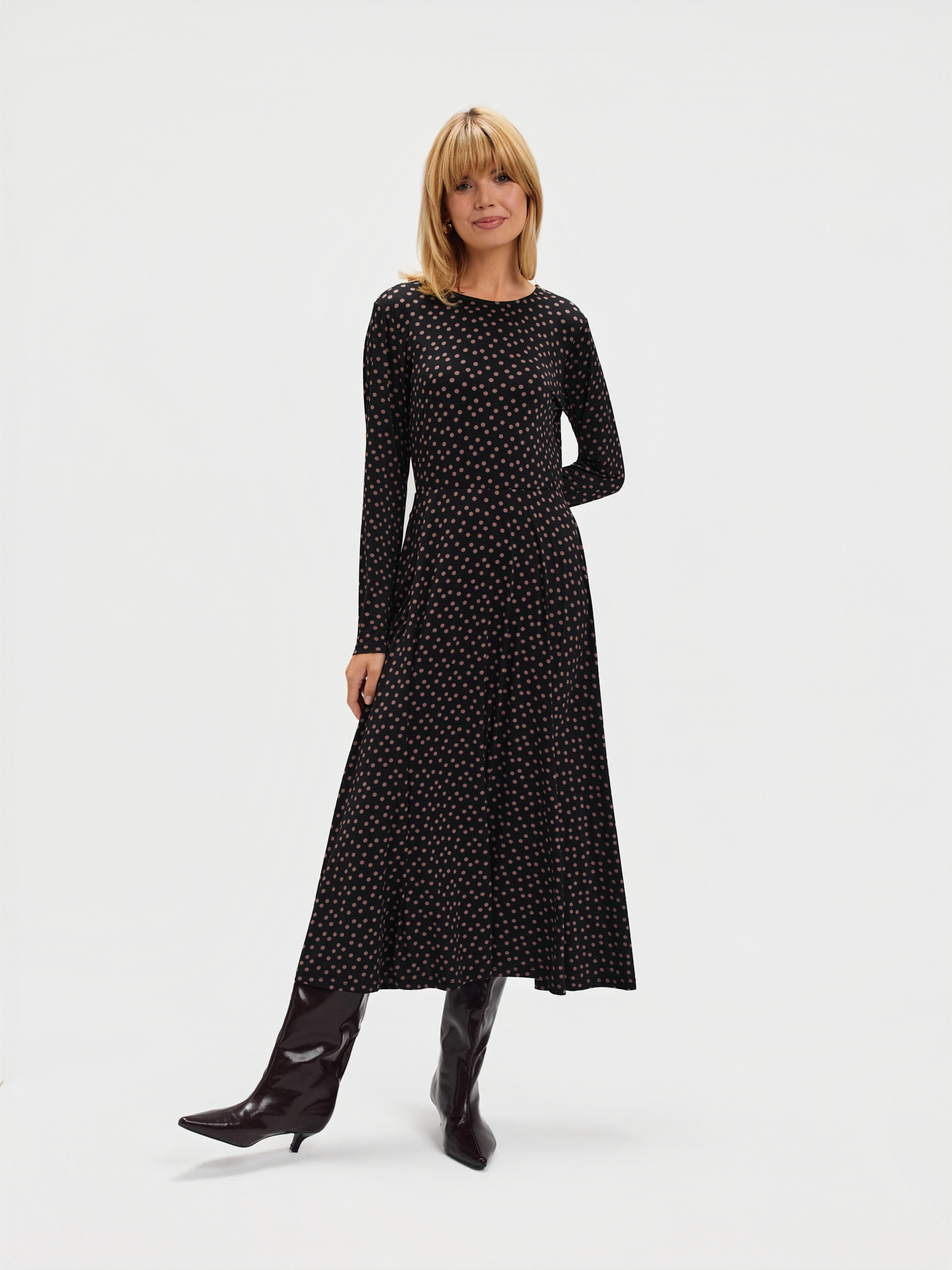 Sukienka w groszki z plisowanym dołem 