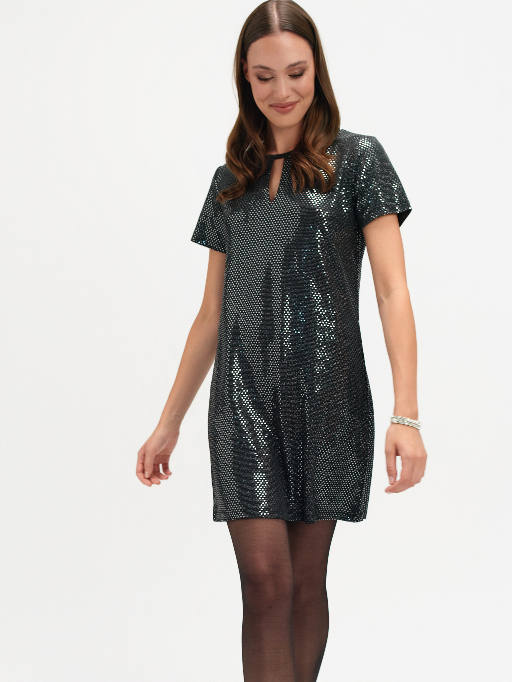 Błyszcząca sukienka o prostym kroju 