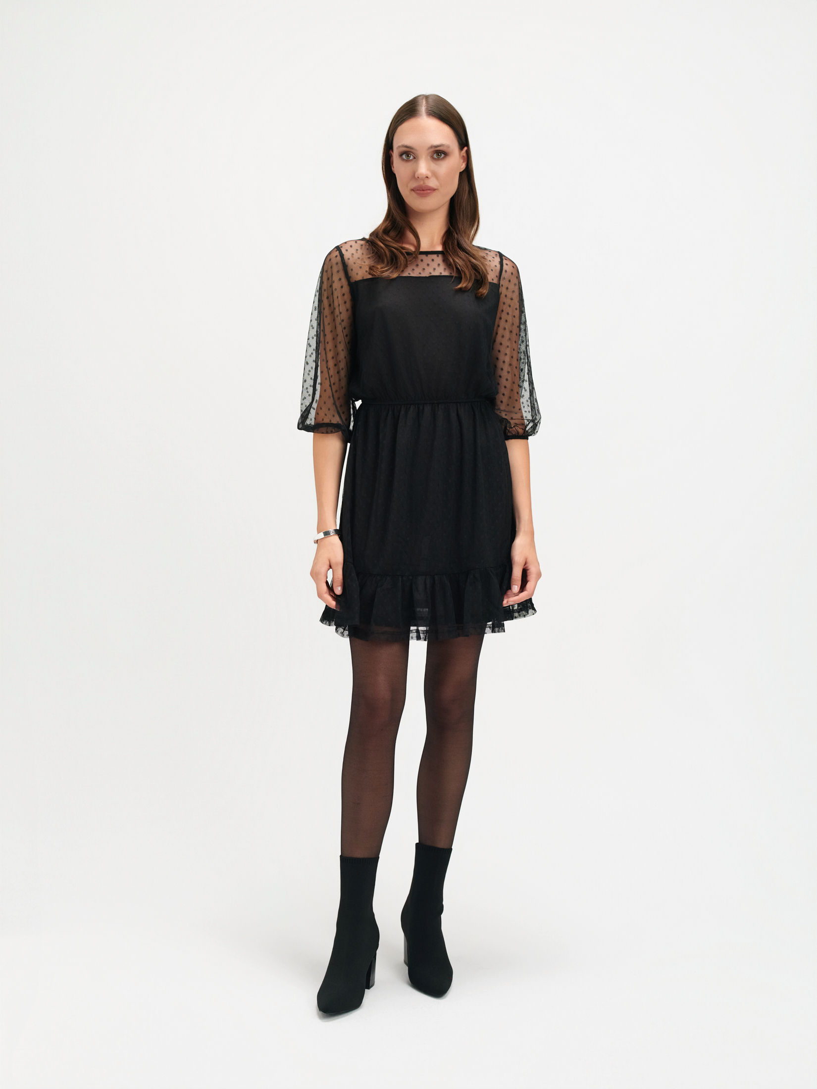 Czarna sukienka z ozdobnymi rękawami 