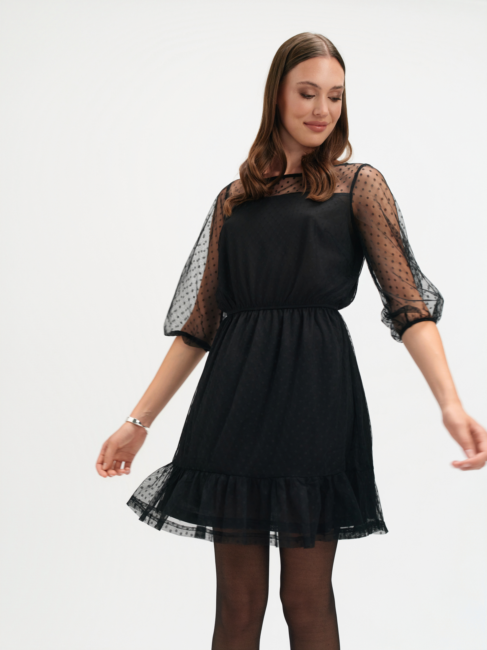 Czarna sukienka z ozdobnymi rękawami 