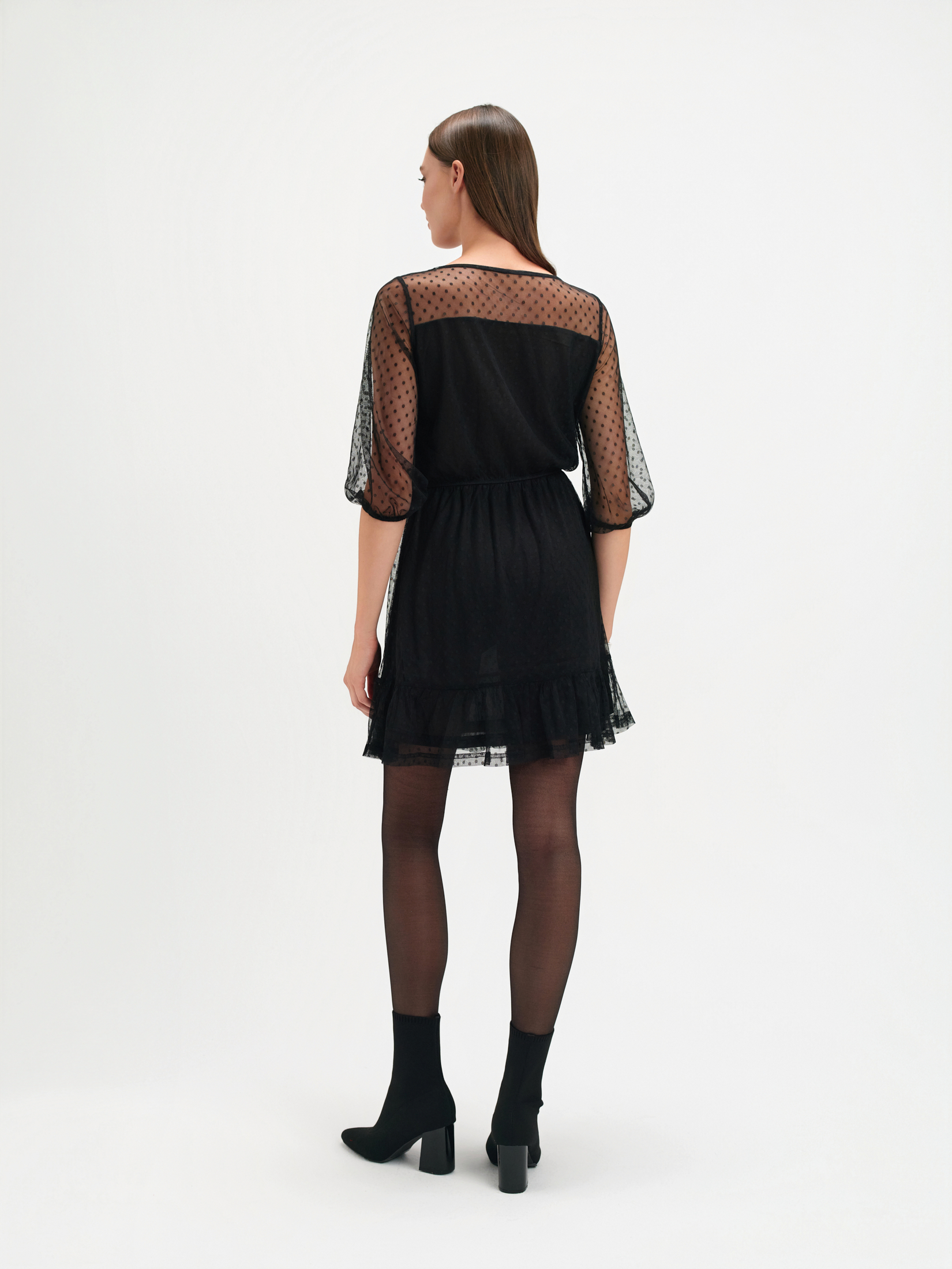 Czarna sukienka z ozdobnymi rękawami 