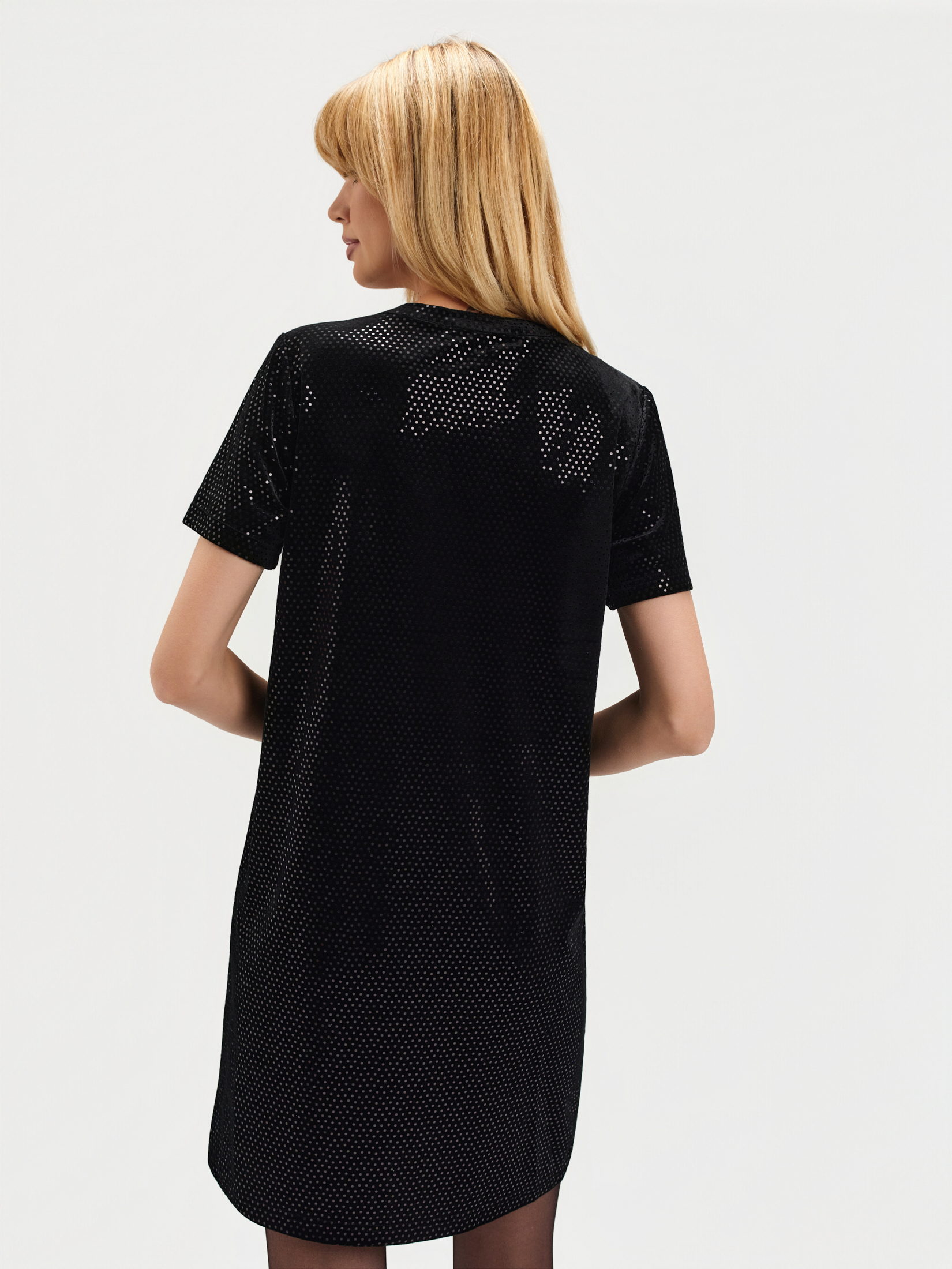 Elegancka sukienka z błyszczącej tkaniny 