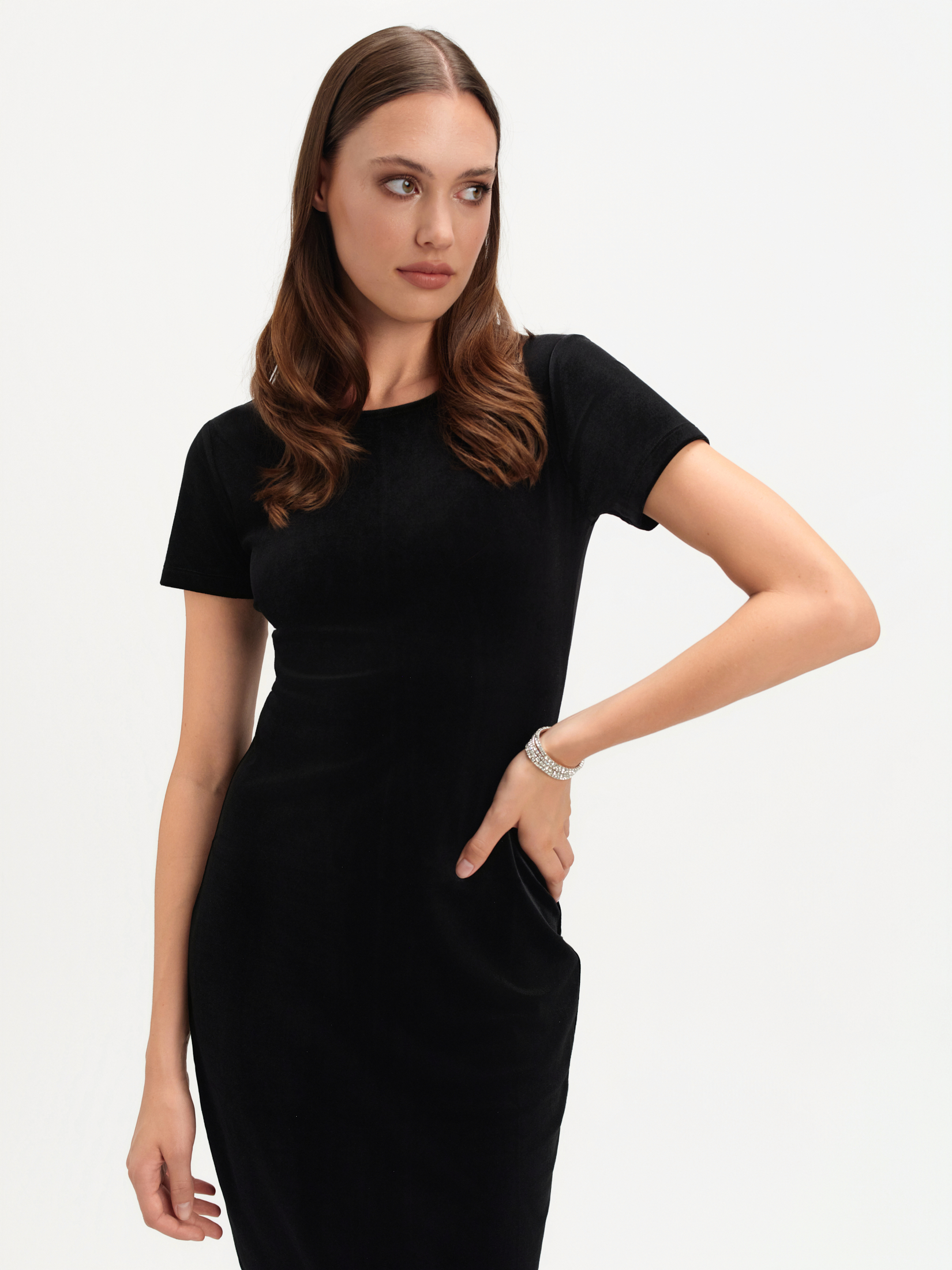 Czarna sukienka o dopasowanym kroju 