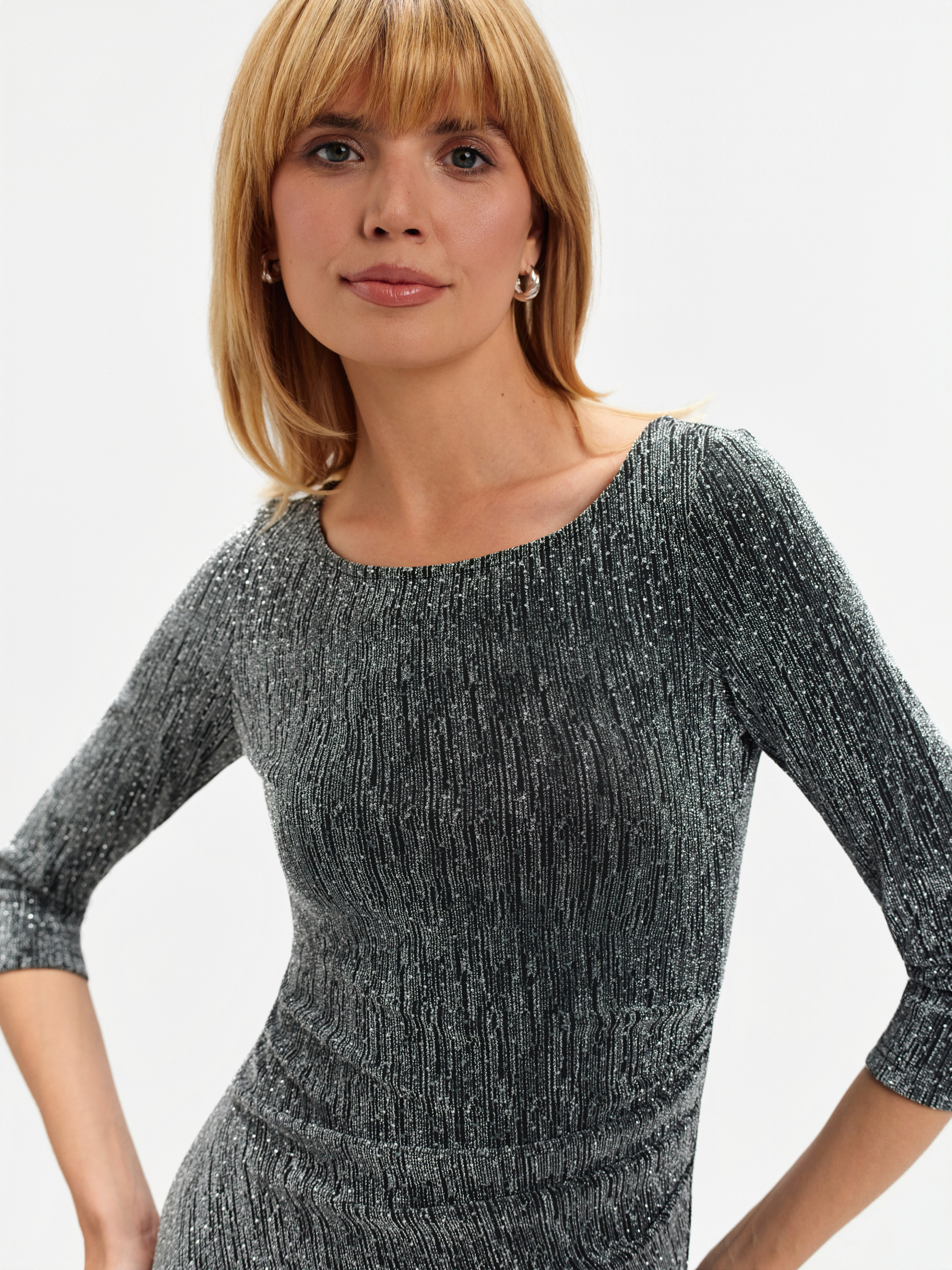 Srebrna sukienka z marszczeniem 