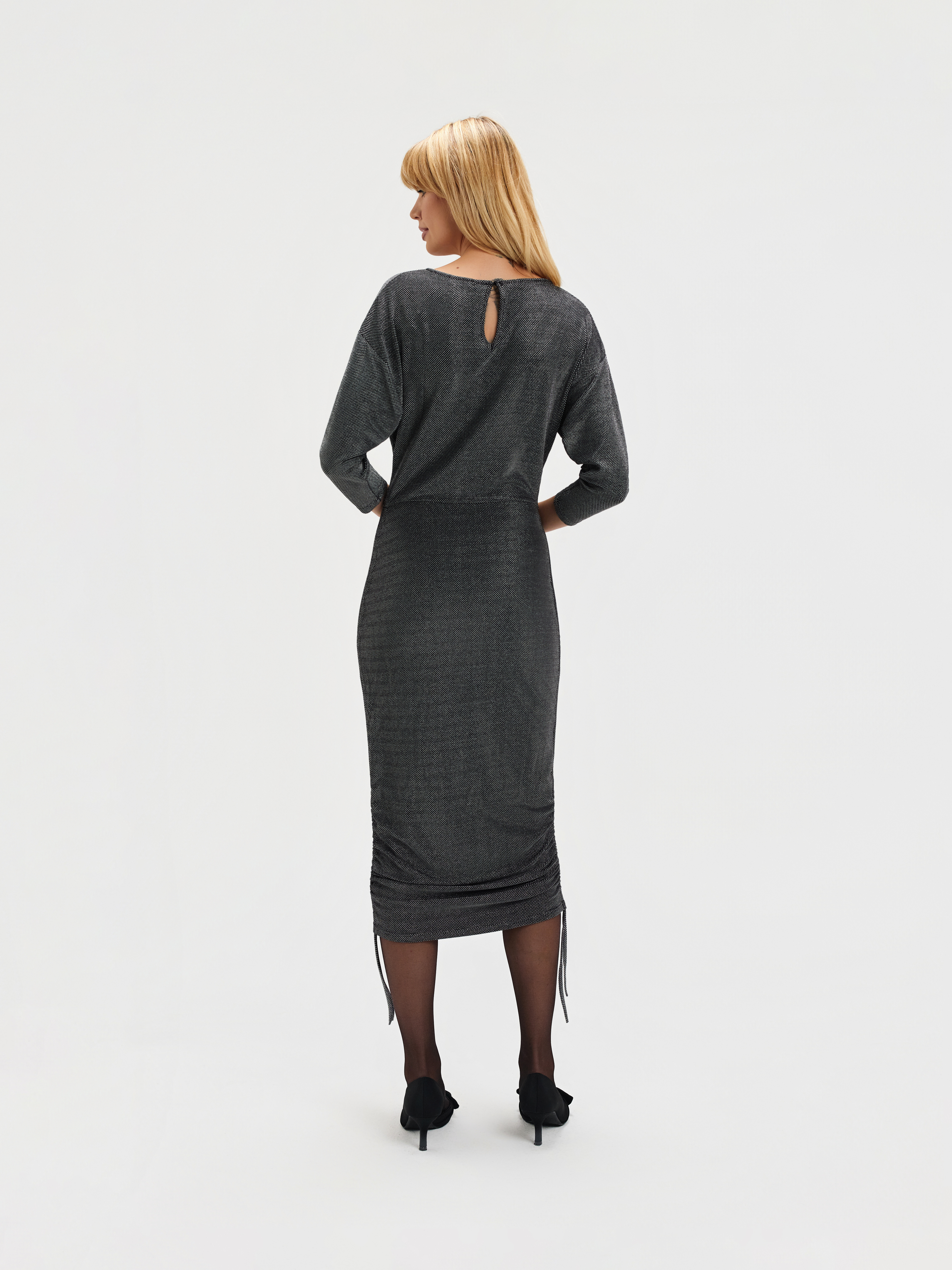 Srebrna sukienka ze ściągaczami 