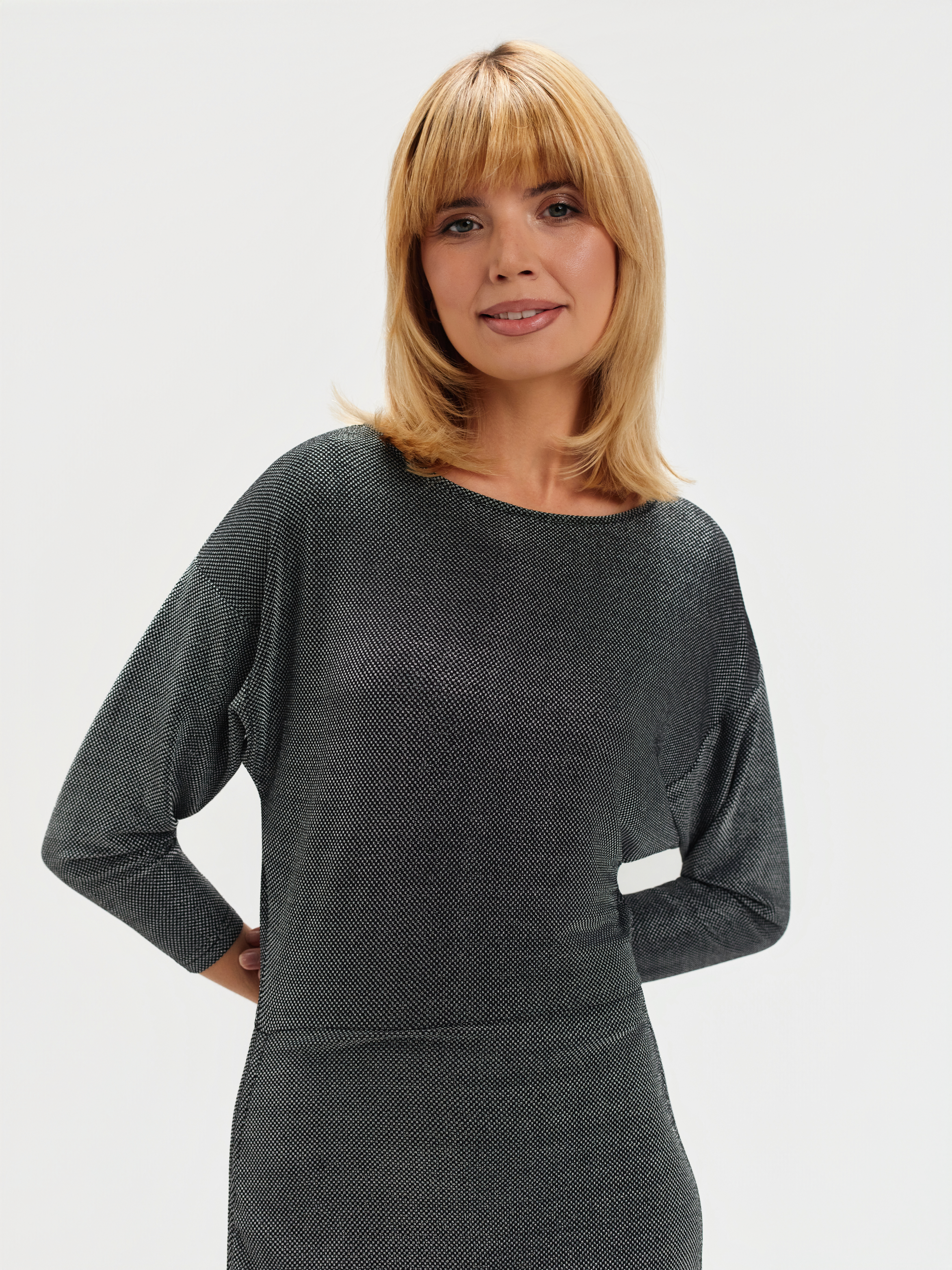 Srebrna sukienka ze ściągaczami 