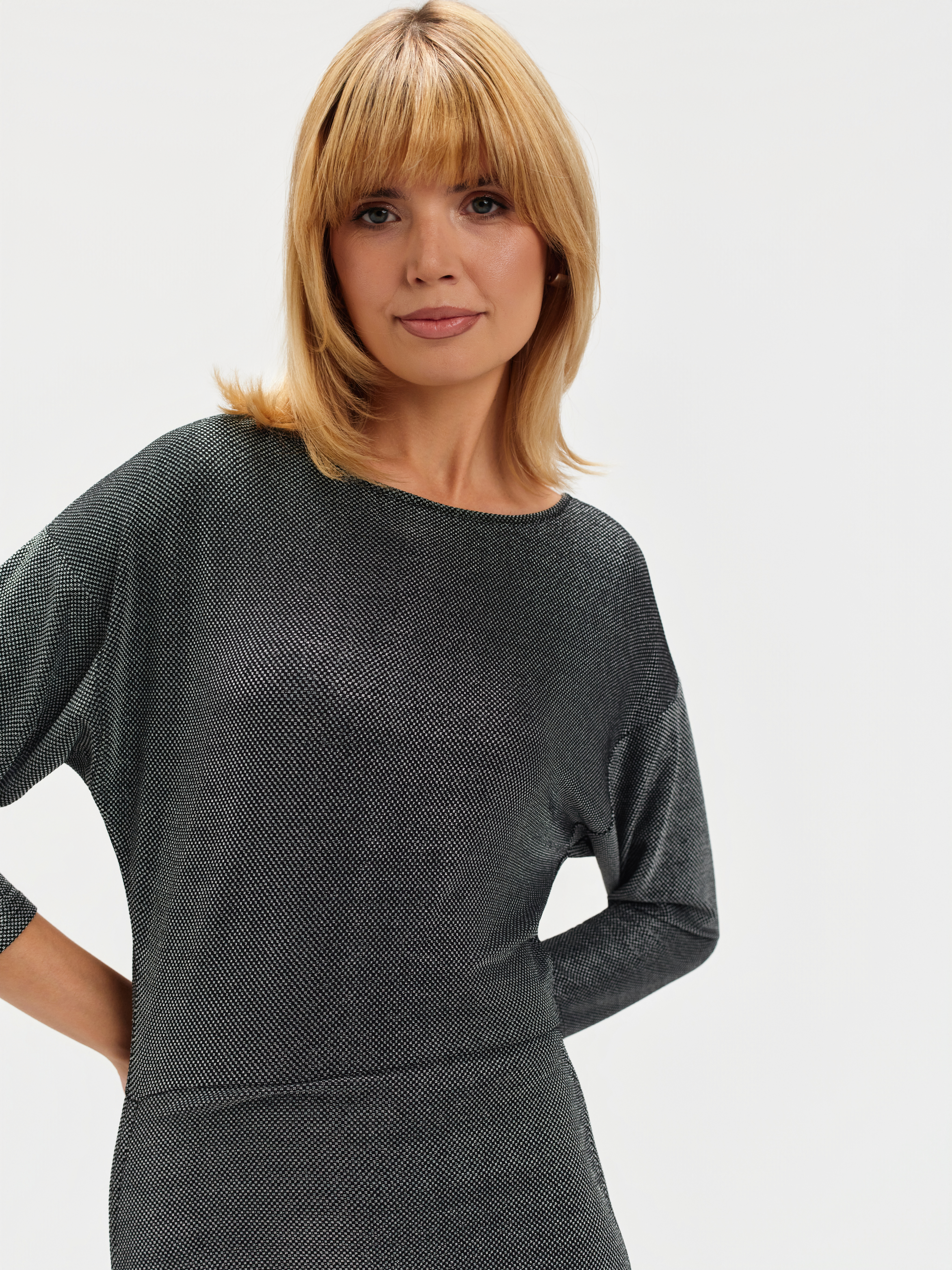 Srebrna sukienka ze ściągaczami 