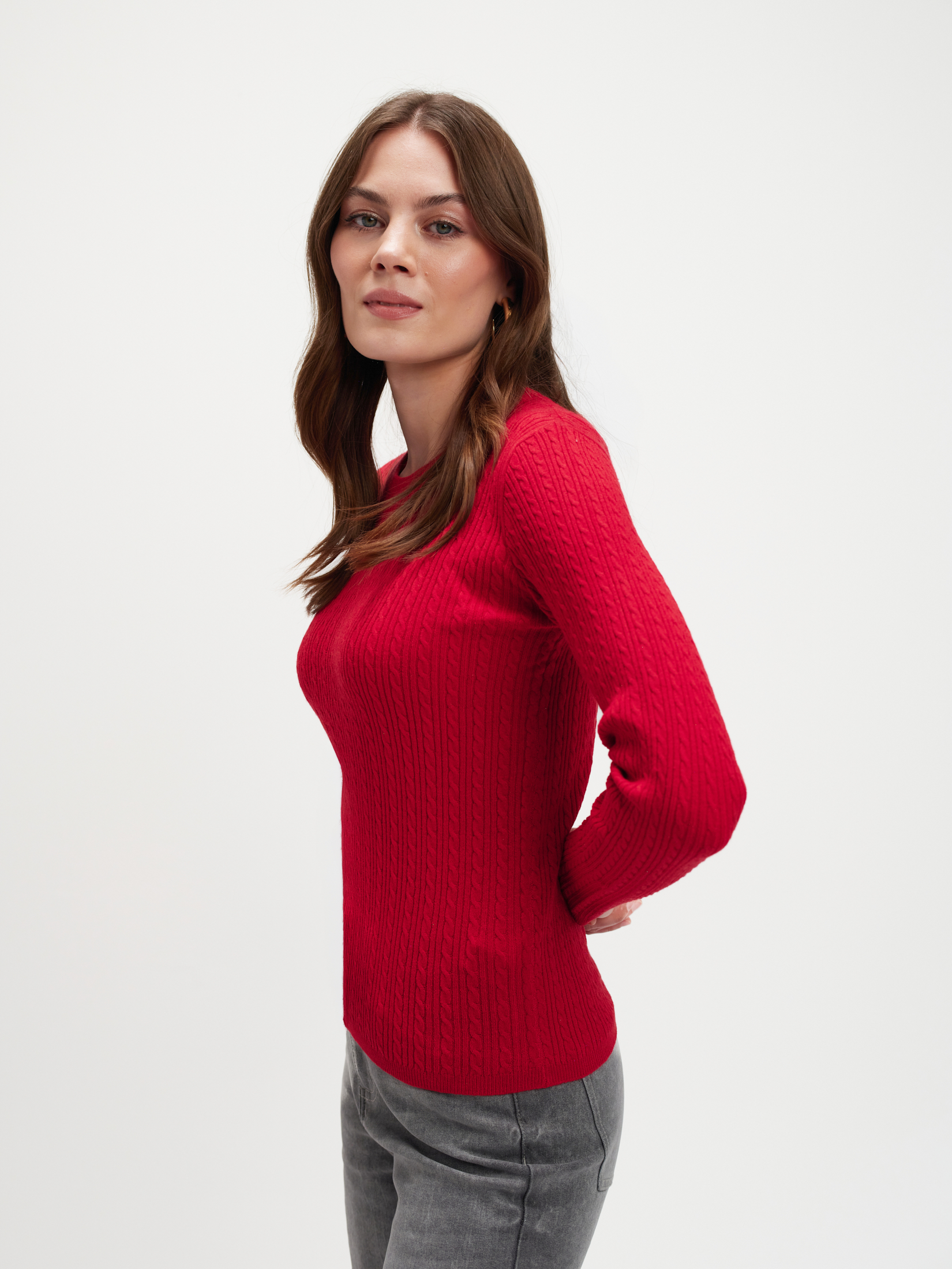 Czerwony sweter z plecioną fakturą 