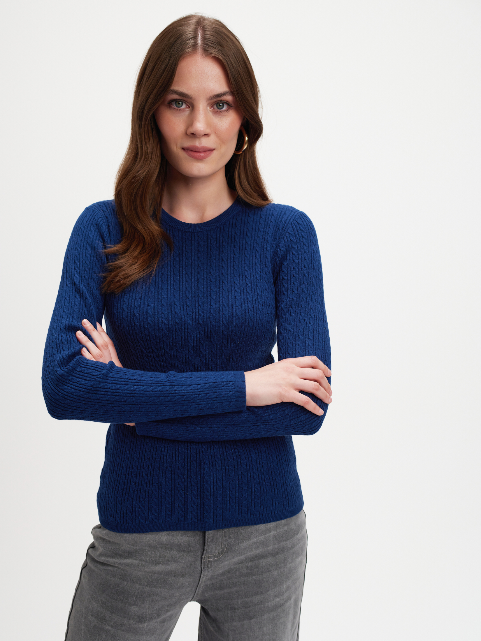 Granatowy sweter z plecioną fakturą 