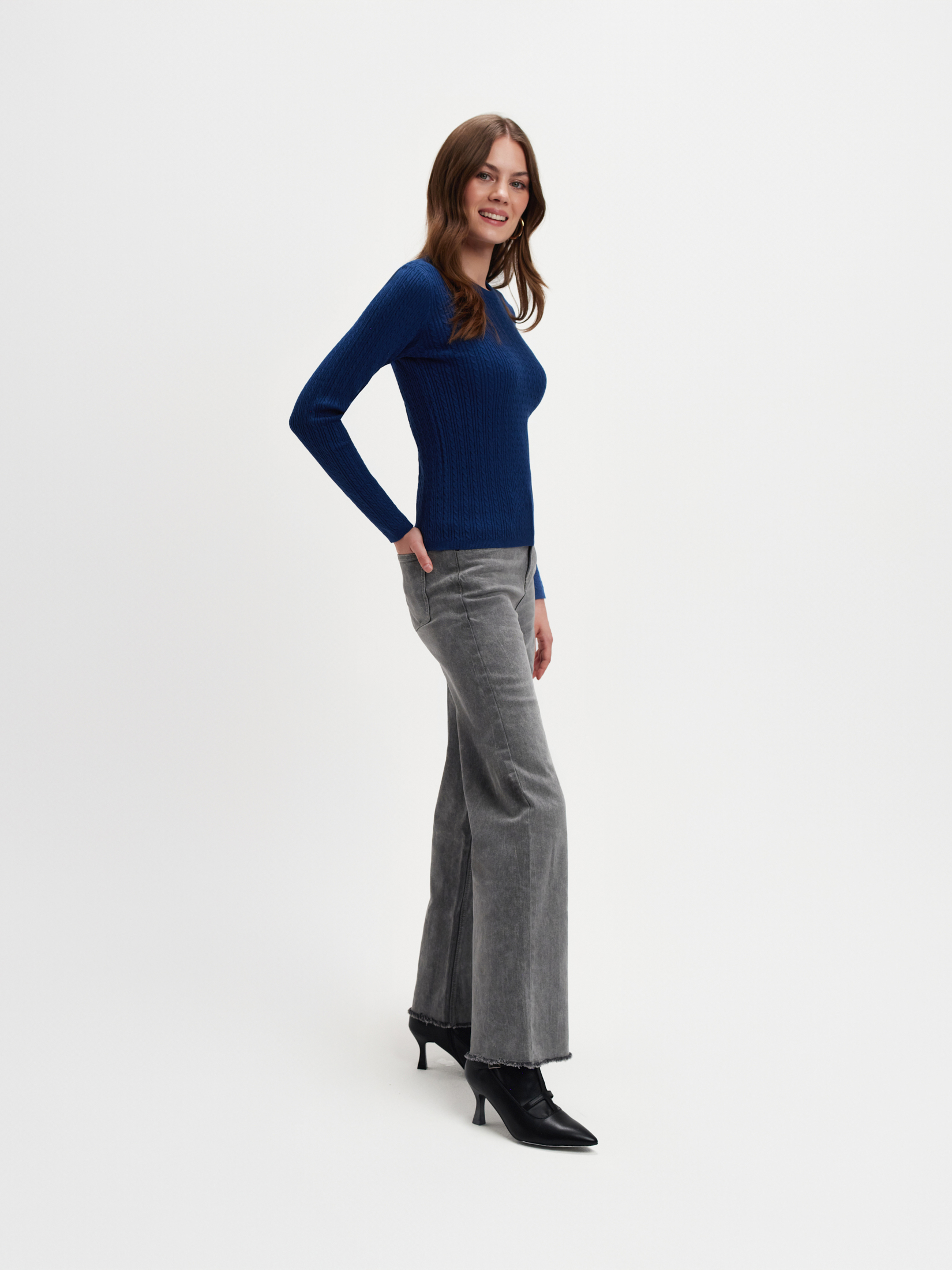 Granatowy sweter z plecioną fakturą 