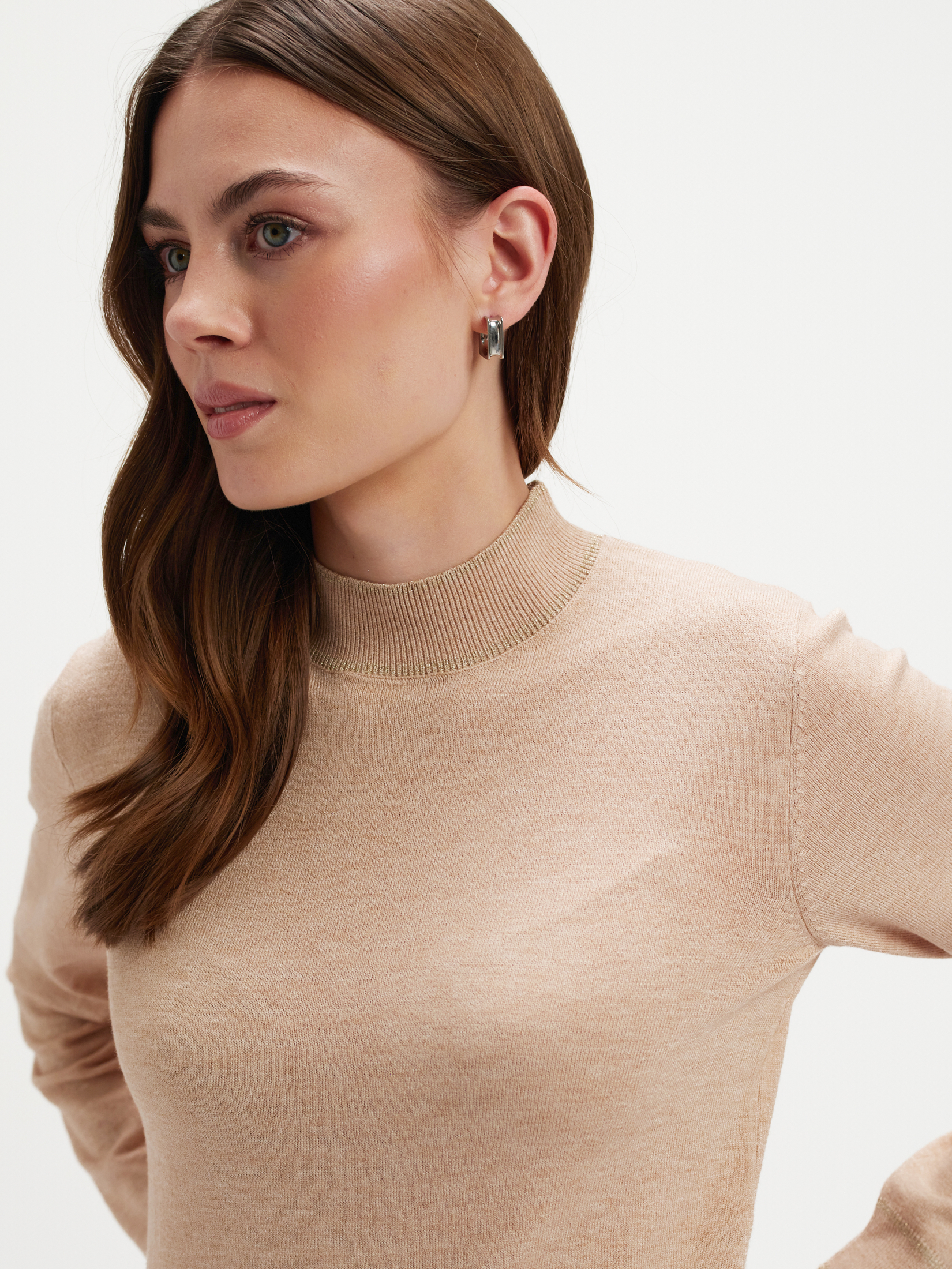 Beżowy basicowy sweter 