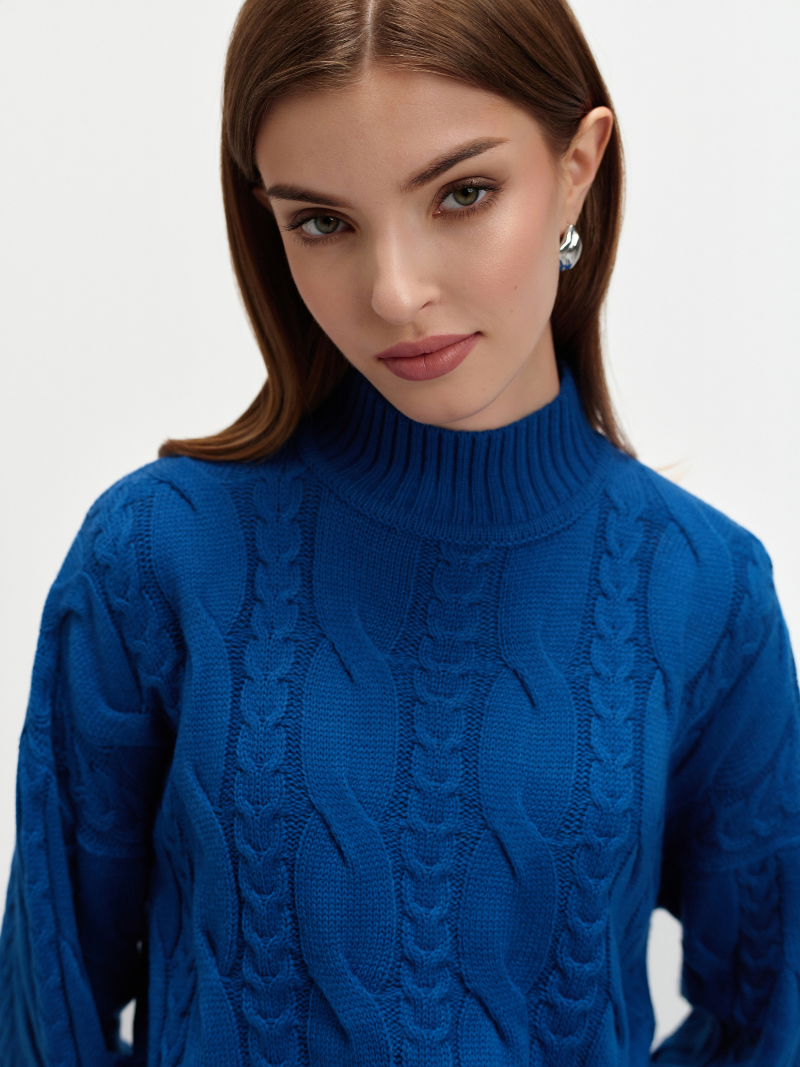 Niebieski sweter z plecioną fakturą 