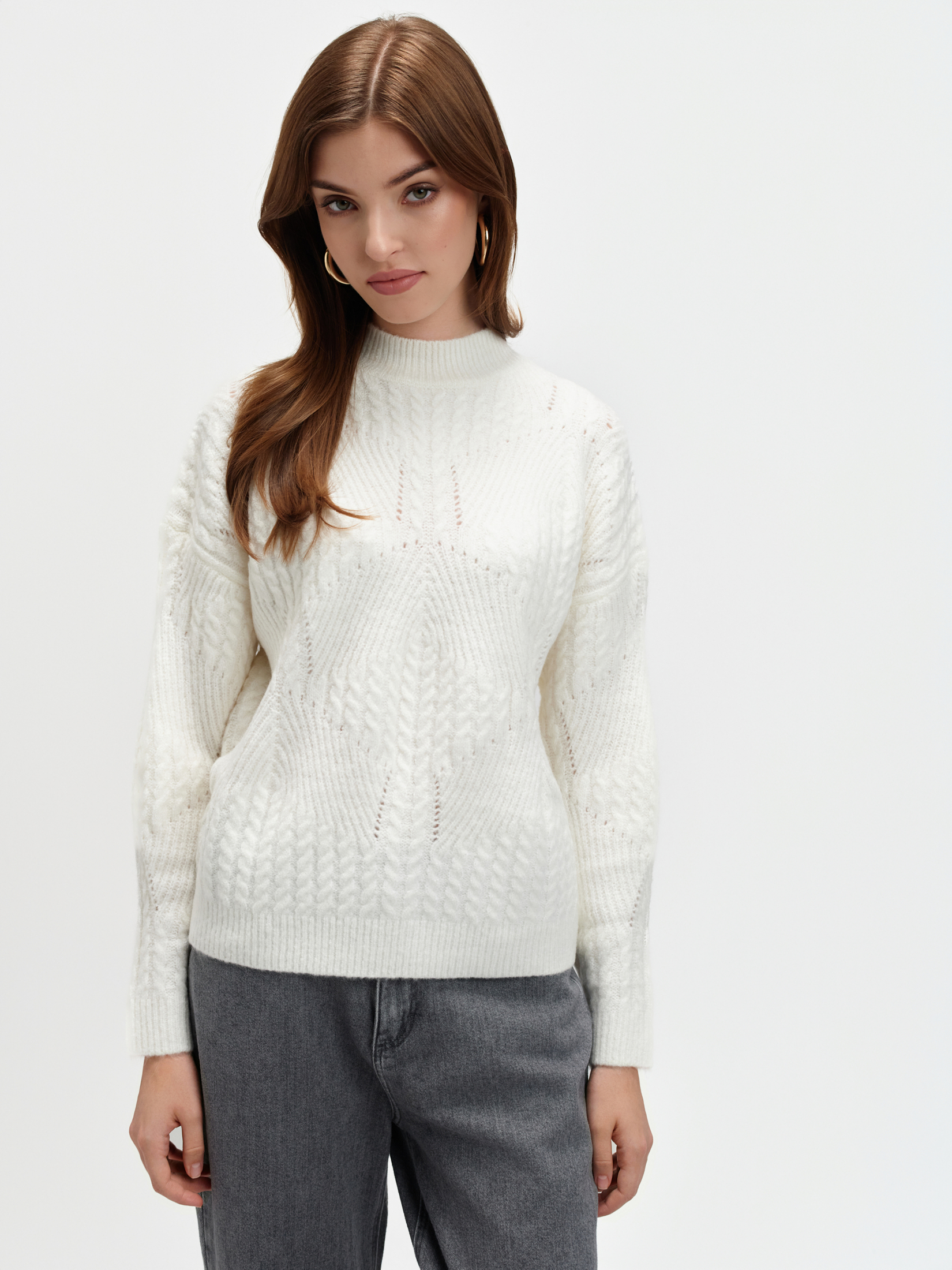 Biały sweter ażurowy 