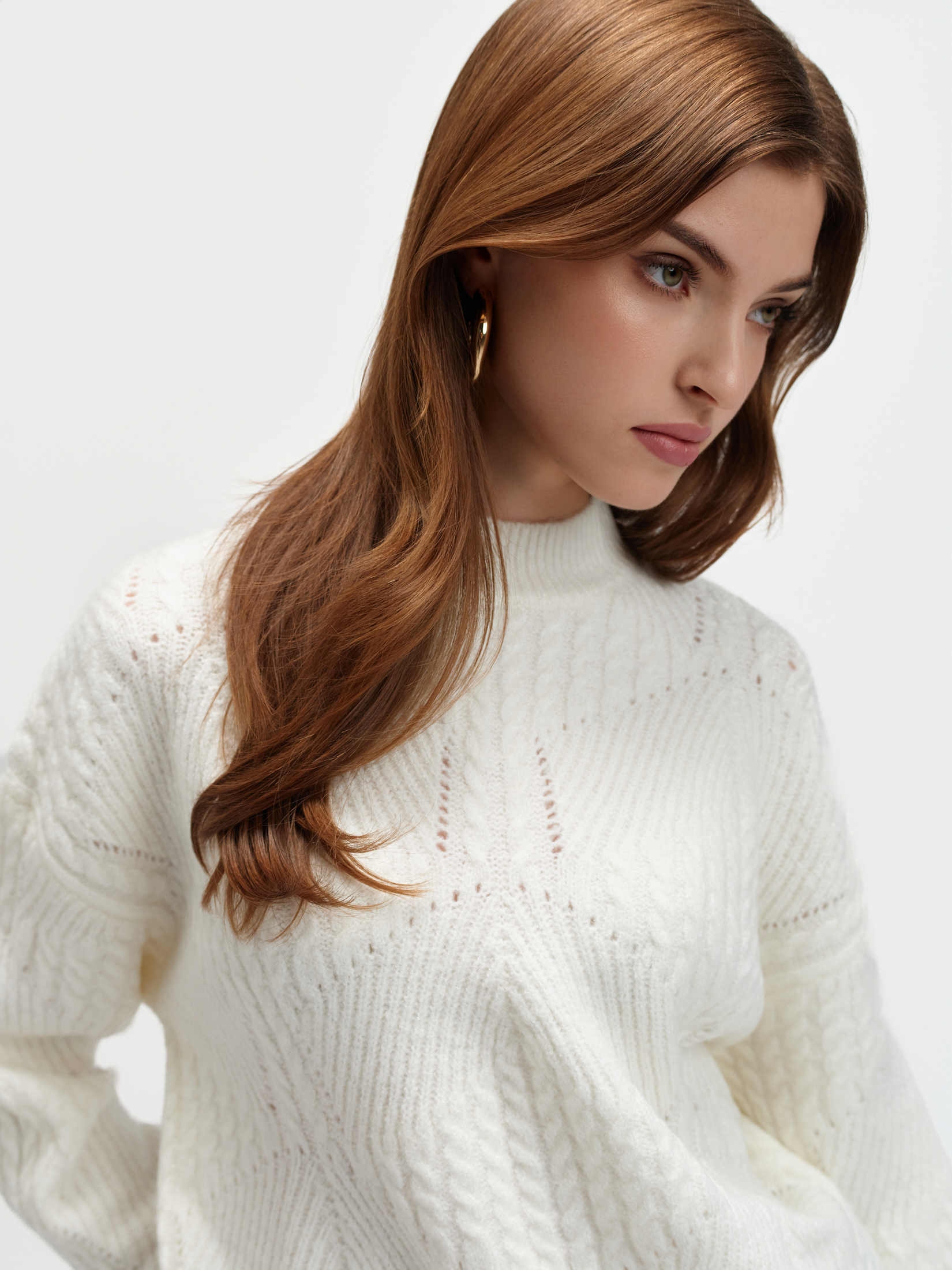 Biały sweter ażurowy 