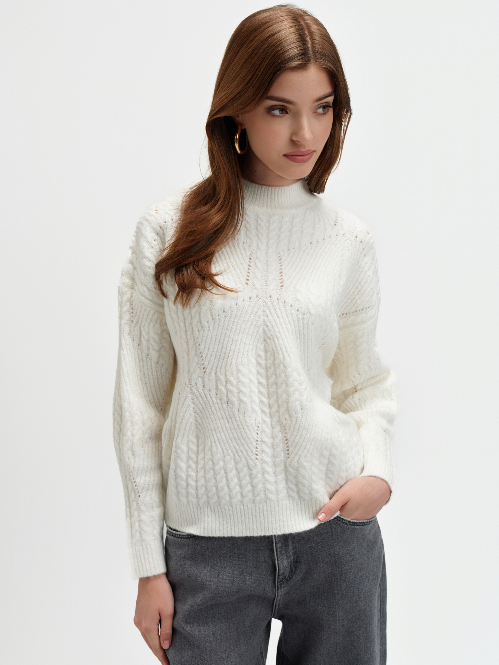 Biały sweter ażurowy 