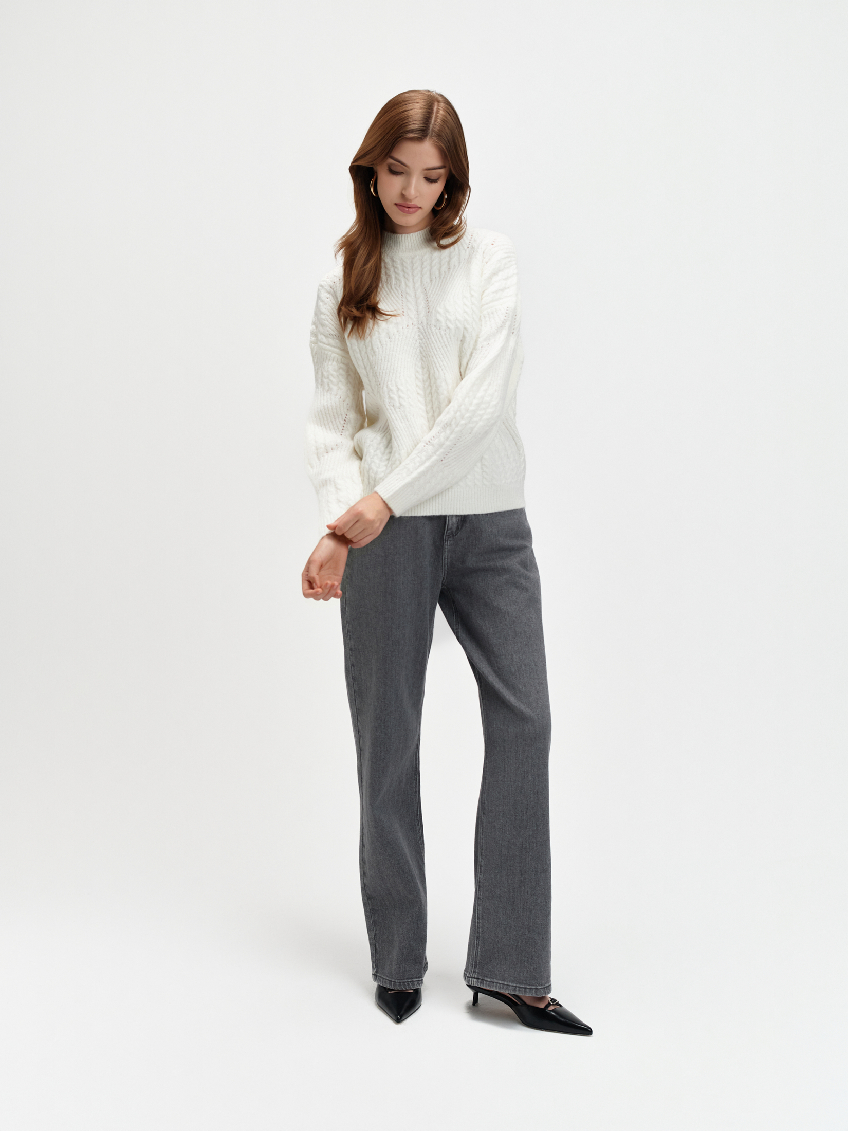 Biały sweter ażurowy 