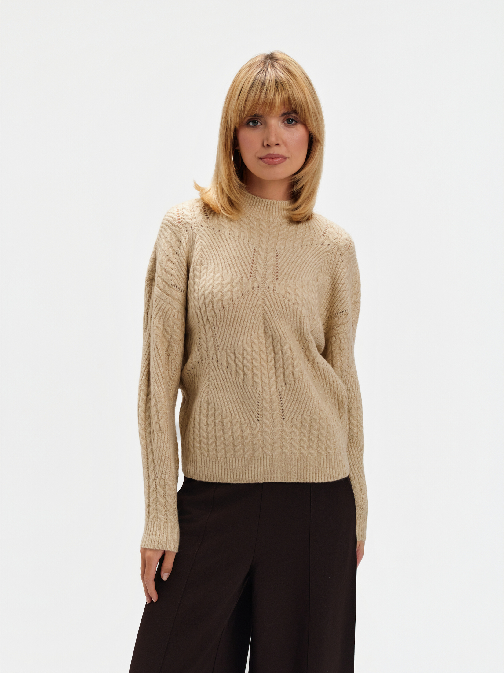 Beżowy sweter z ażurowym haftem  