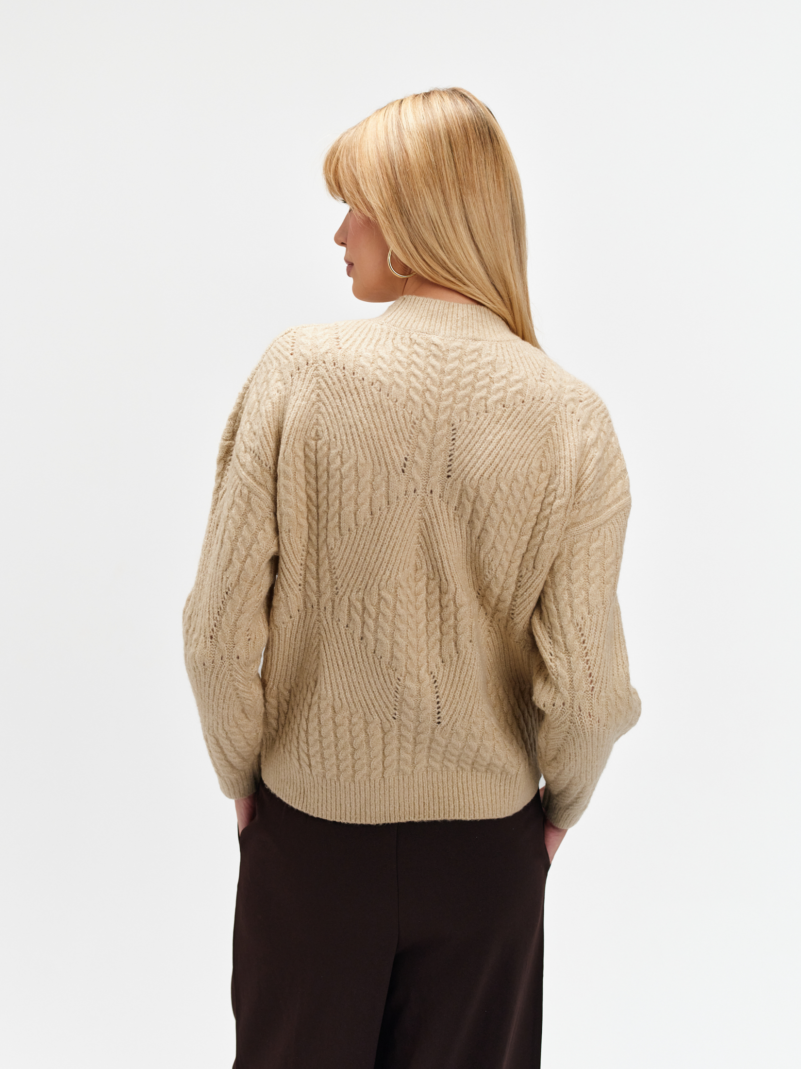 Beżowy sweter z ażurowym haftem  