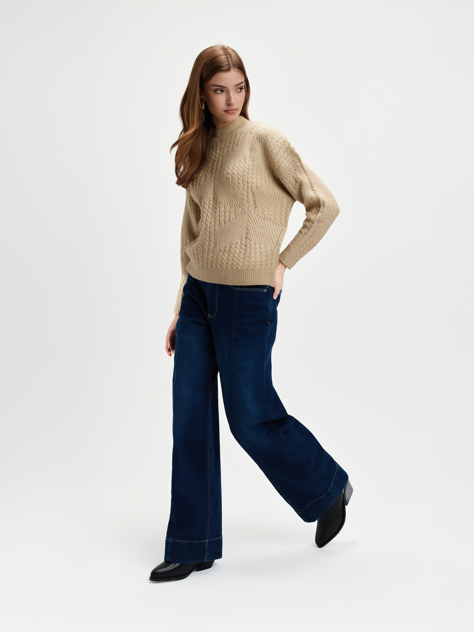 Beżowy sweter z ażurowym haftem  