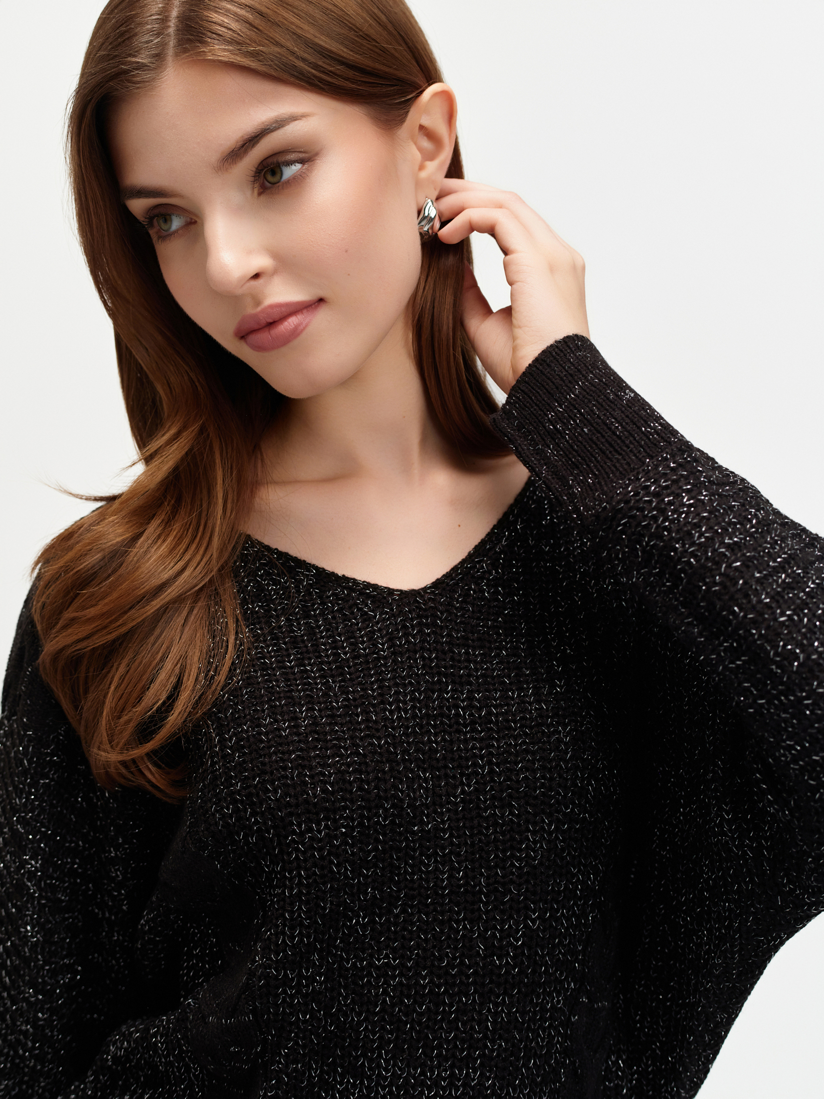 Czarny sweter z wycięciem na plecach 