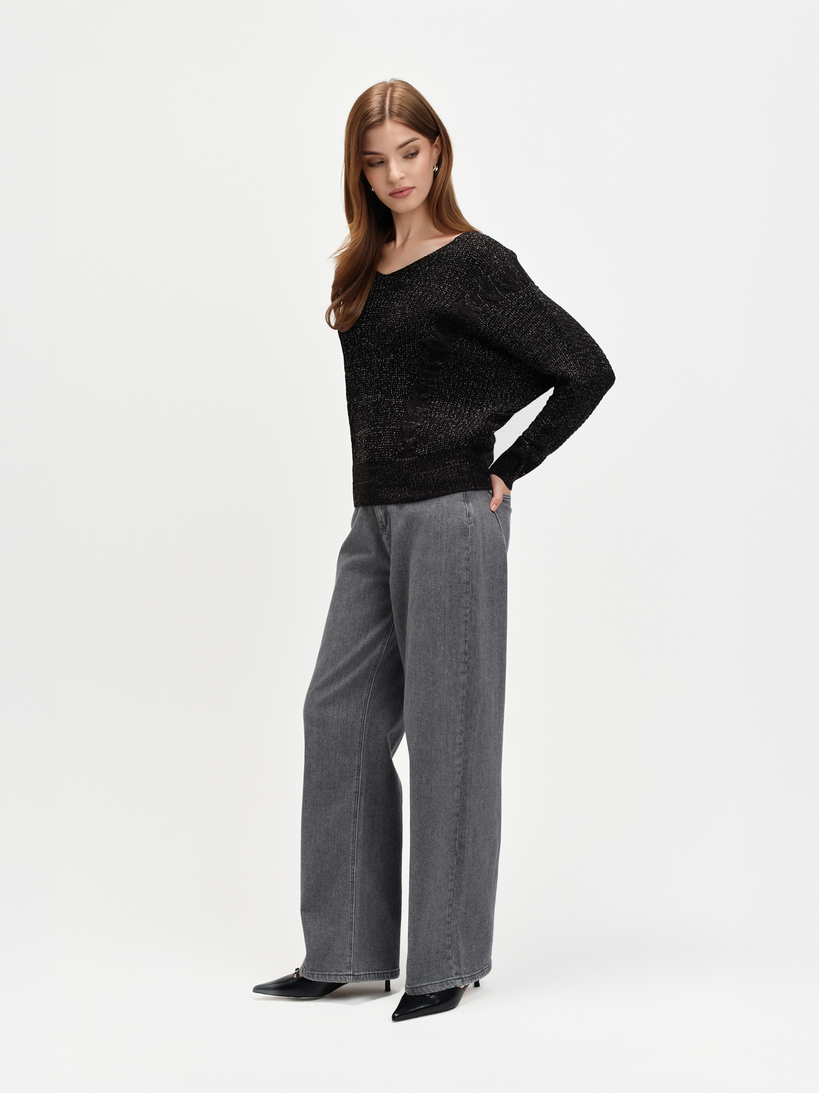 Czarny sweter z wycięciem na plecach 