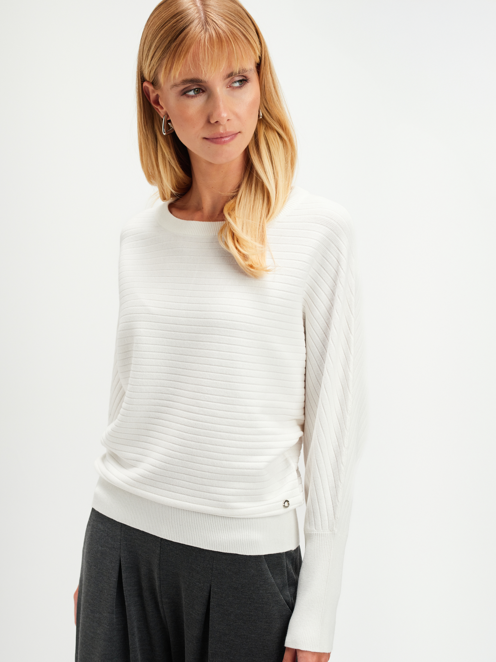 Biały sweter z rękawem typu nietoperz 