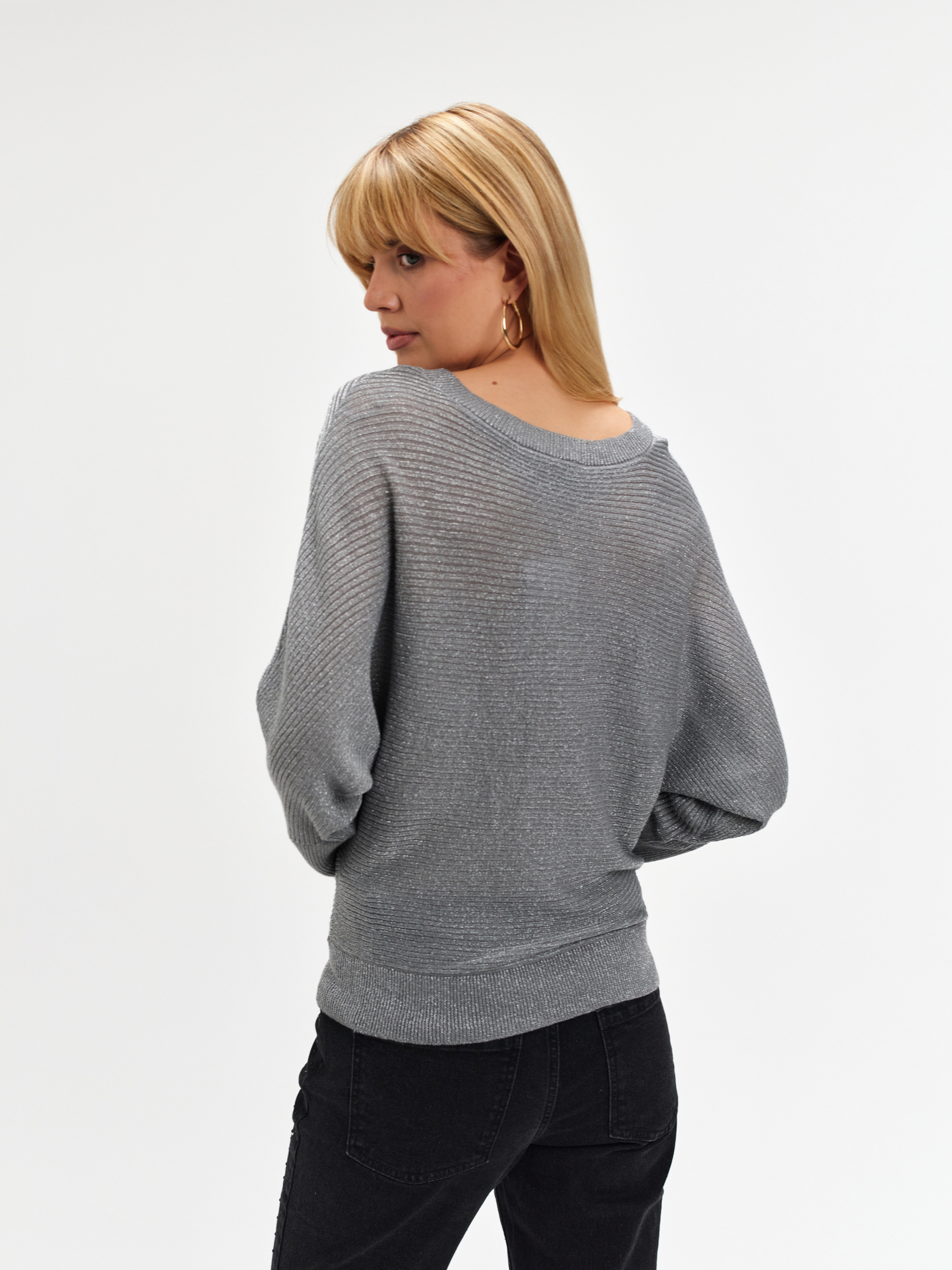 Szary sweter z rękawem typu nietoperz 