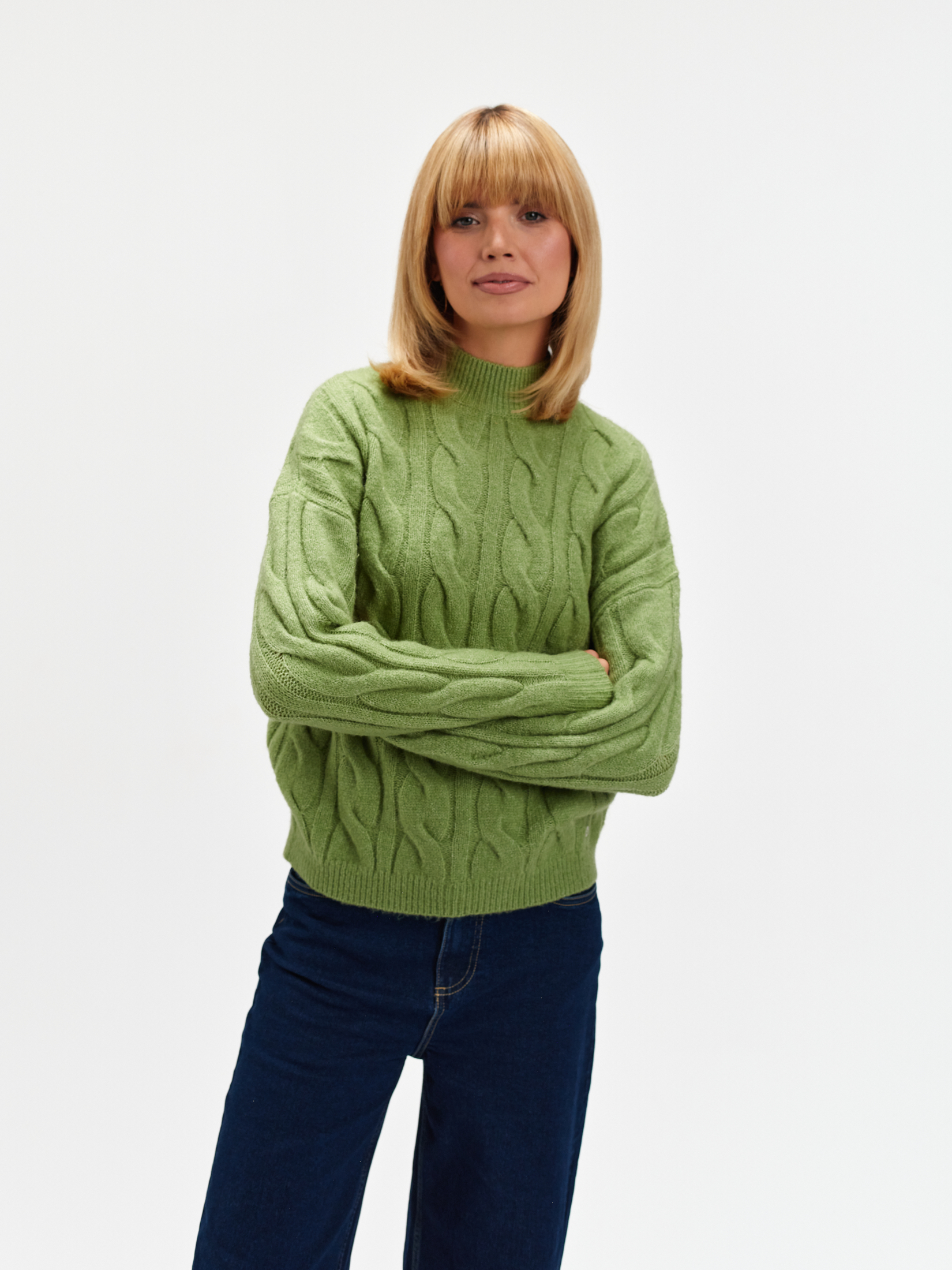 Oliwkowy sweter z warkoczowym splotem  Oliwkowy sweter z warkoczowym splotem