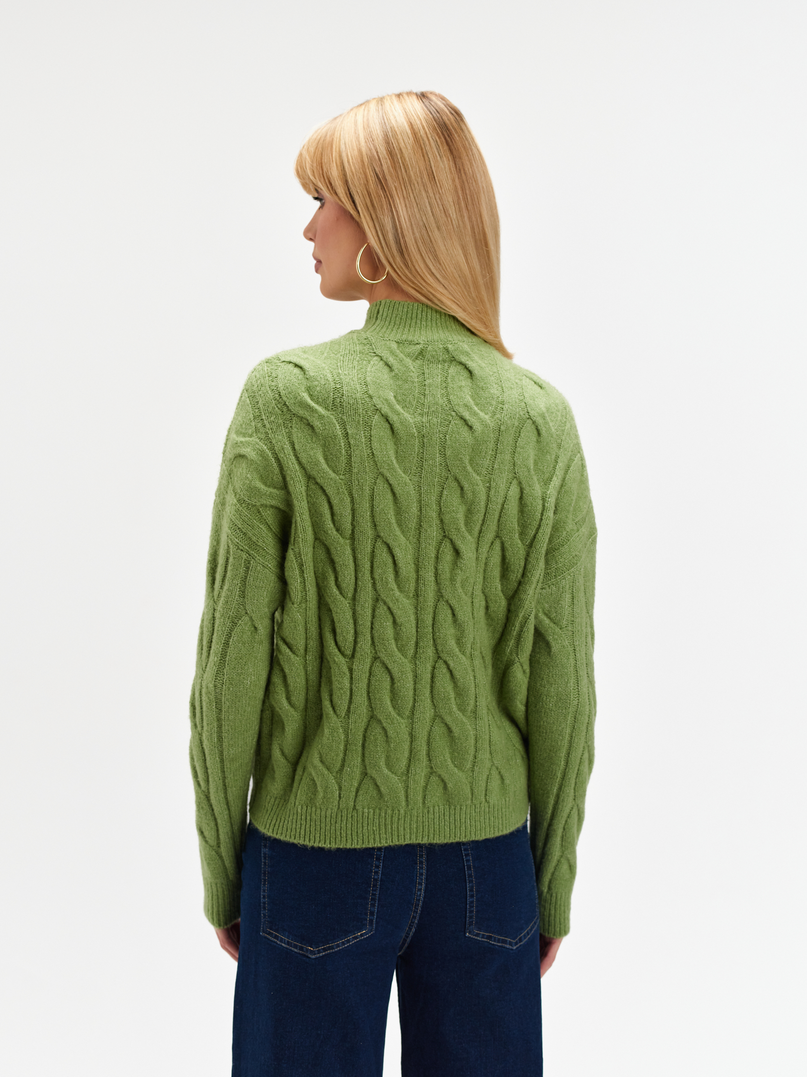 Oliwkowy sweter z warkoczowym splotem  Oliwkowy sweter z warkoczowym splotem