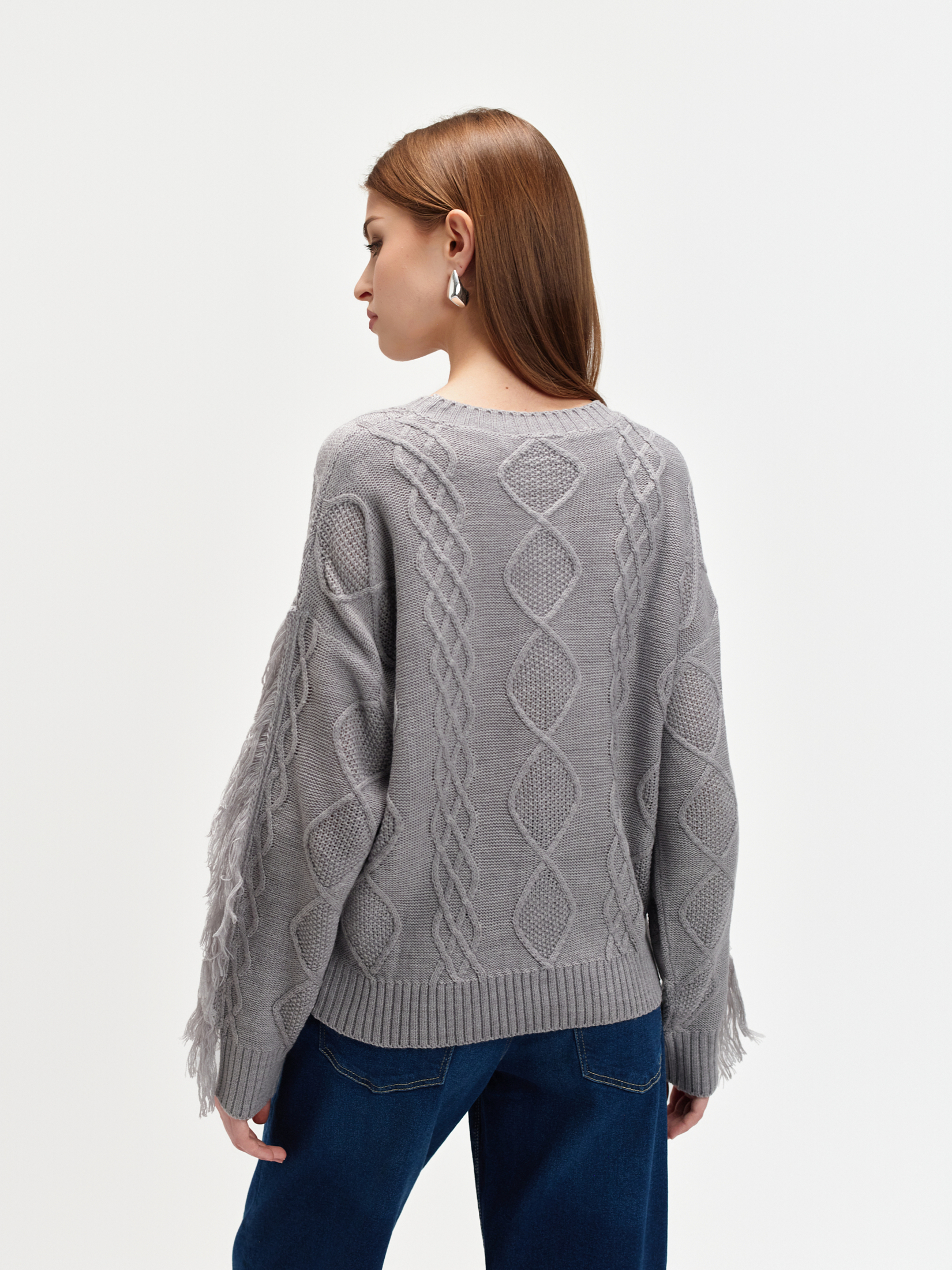 Szary sweter z frędzlami 
