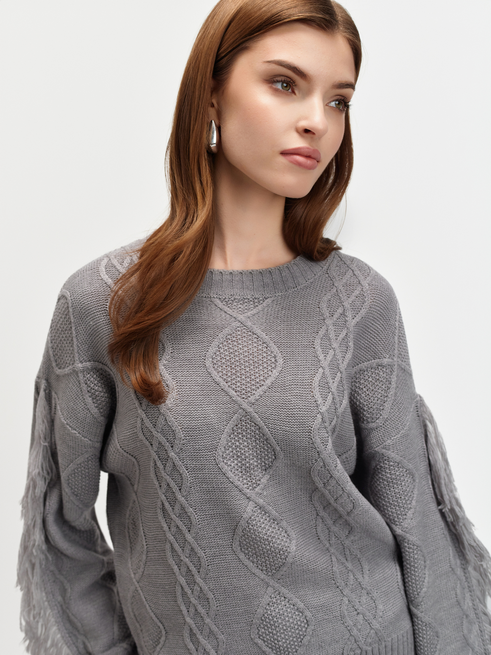 Szary sweter z frędzlami 