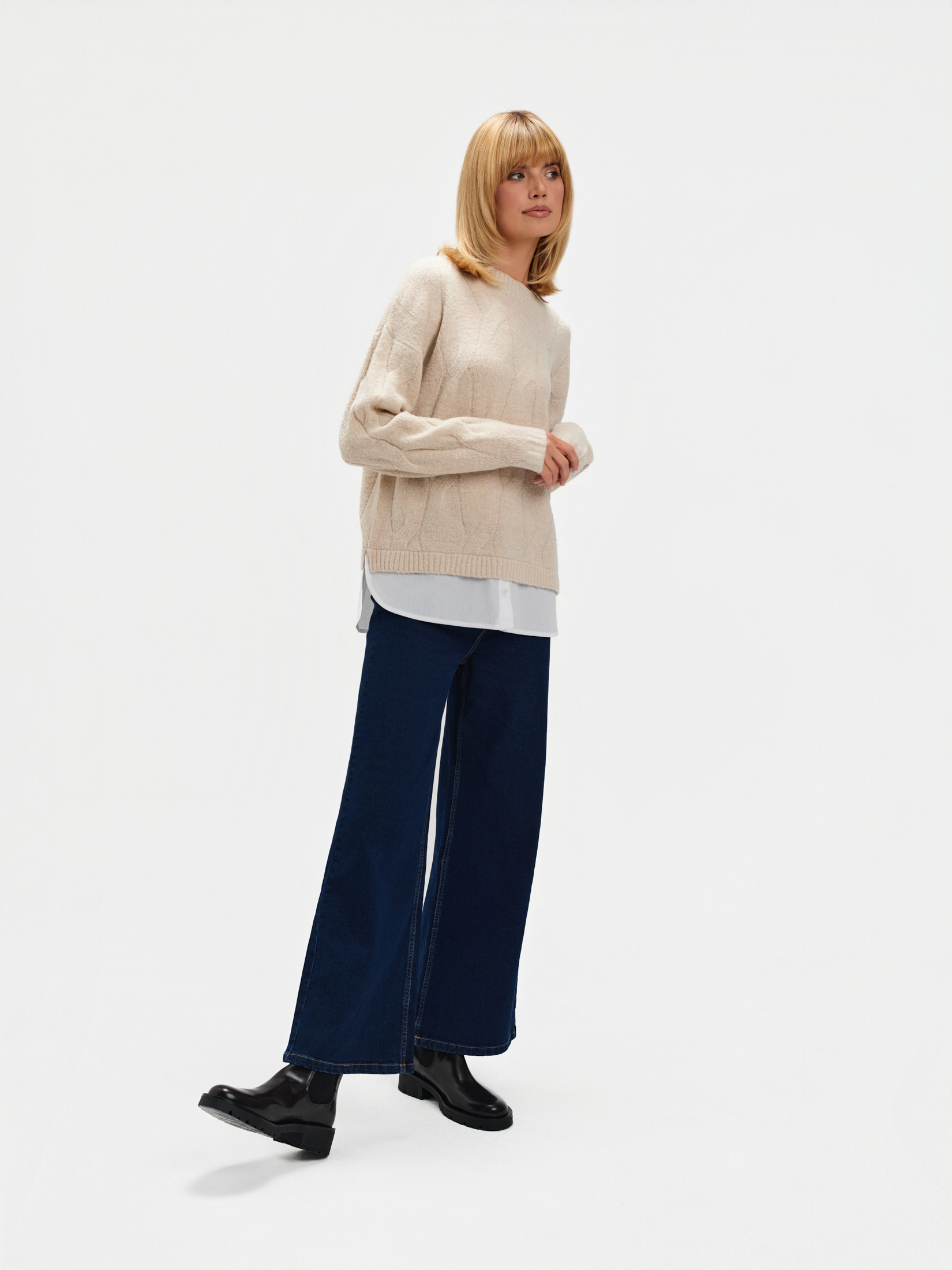 Beżowy sweter z koszulową wstawką 