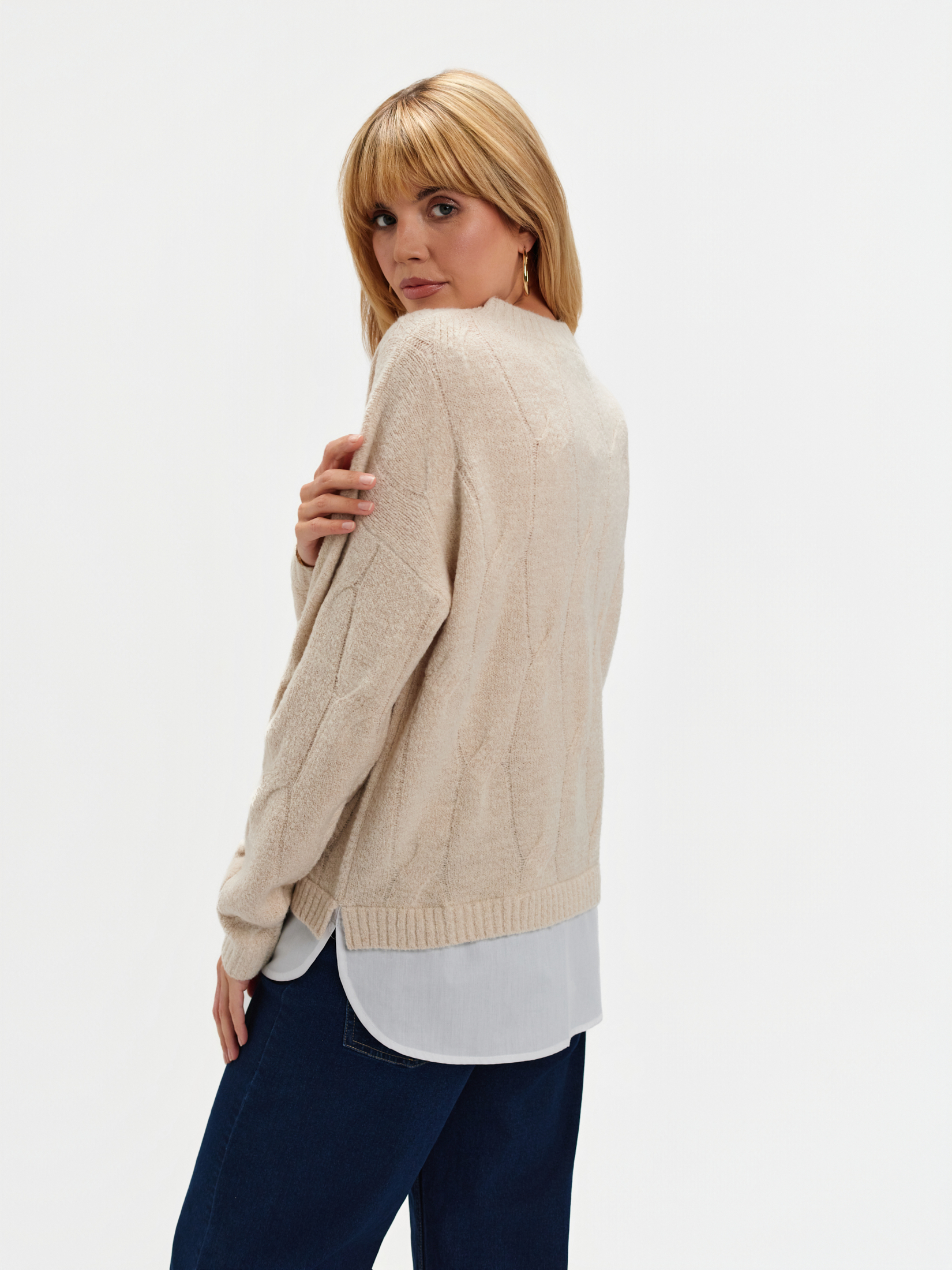 Beżowy sweter z koszulową wstawką 