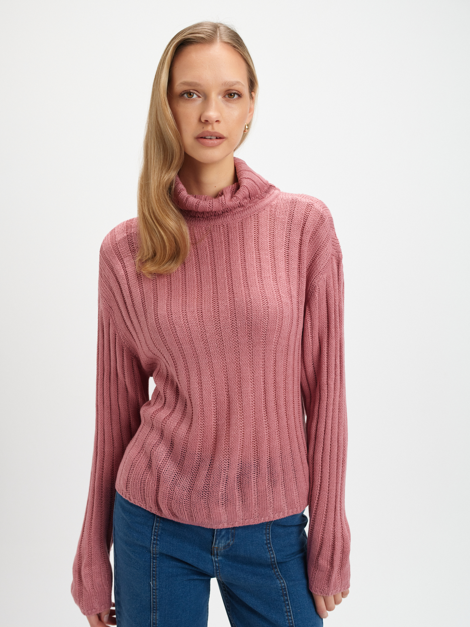 Sweter z golfem pudrowy róż  Sweter z golfem pudrowy róż