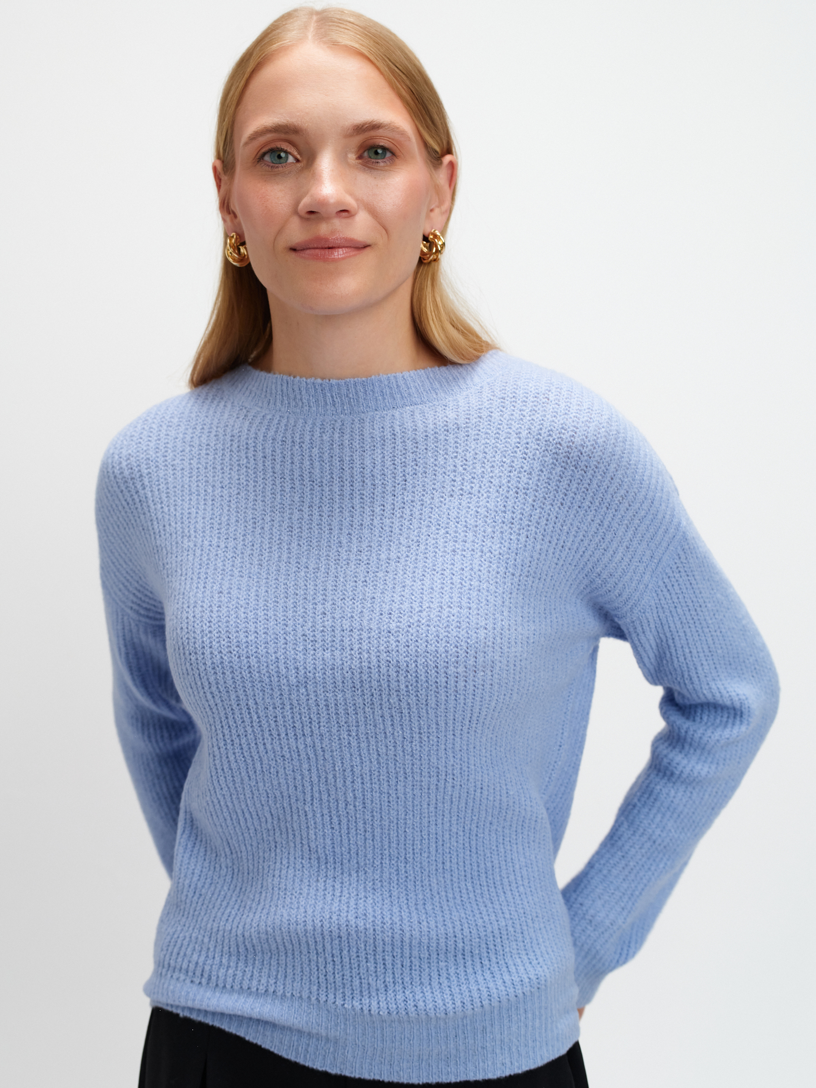 Komfortowy błękitny sweter 