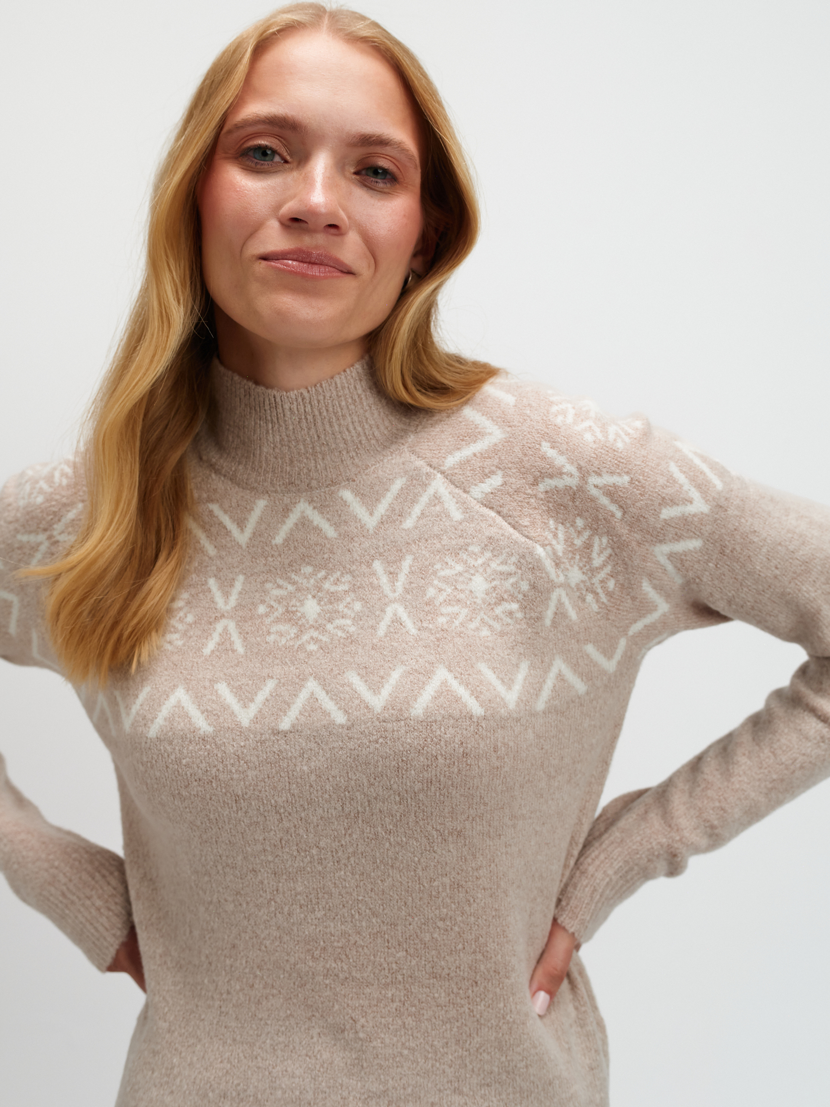 Beżowy sweter w stylu scandi 